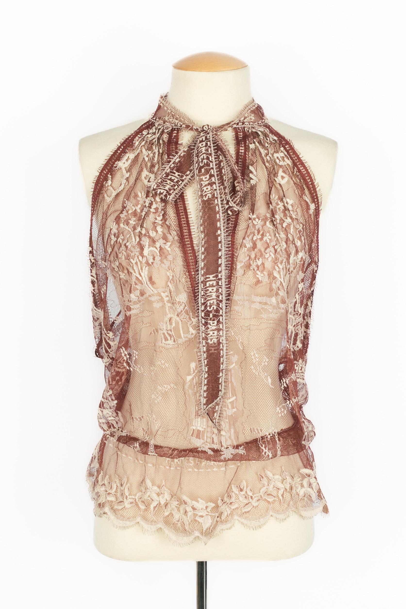 HERMÈS - (Made in France) Beige and burgundy-red lace top. Size 40FR indicated. 2007 Spring-Summer Collection under the artistic direction of Jean-Paul Gaultier.

Condition:
Very good condition

Dimensions:
Length: 60 cm

SKU:FH274