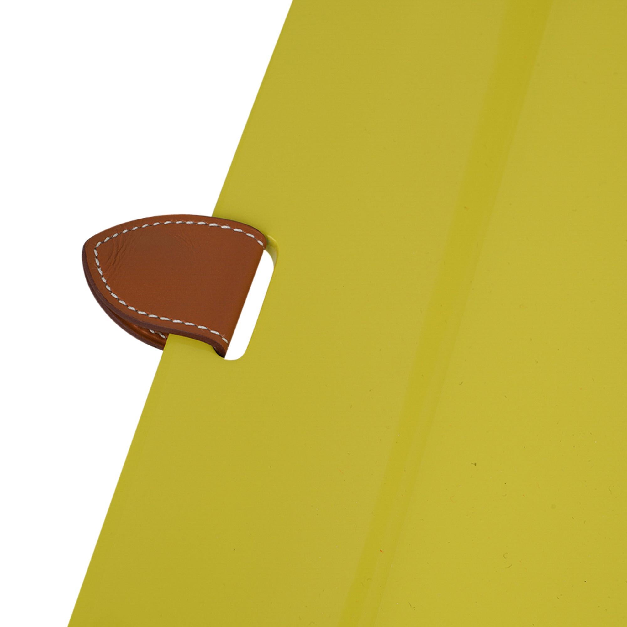 Mightychic bietet ein Hermes Chamonix Chakor Plateaux GM Tablett.
Lackiertes Holz in der Farbe Lime.
Gefertigt aus Holz mit einer dicken Lackschicht.
Seitliche Lederlasche.
Schick, modern, Hermes!
NEU oder STORE FRESH
endverkauf

ABLAGE