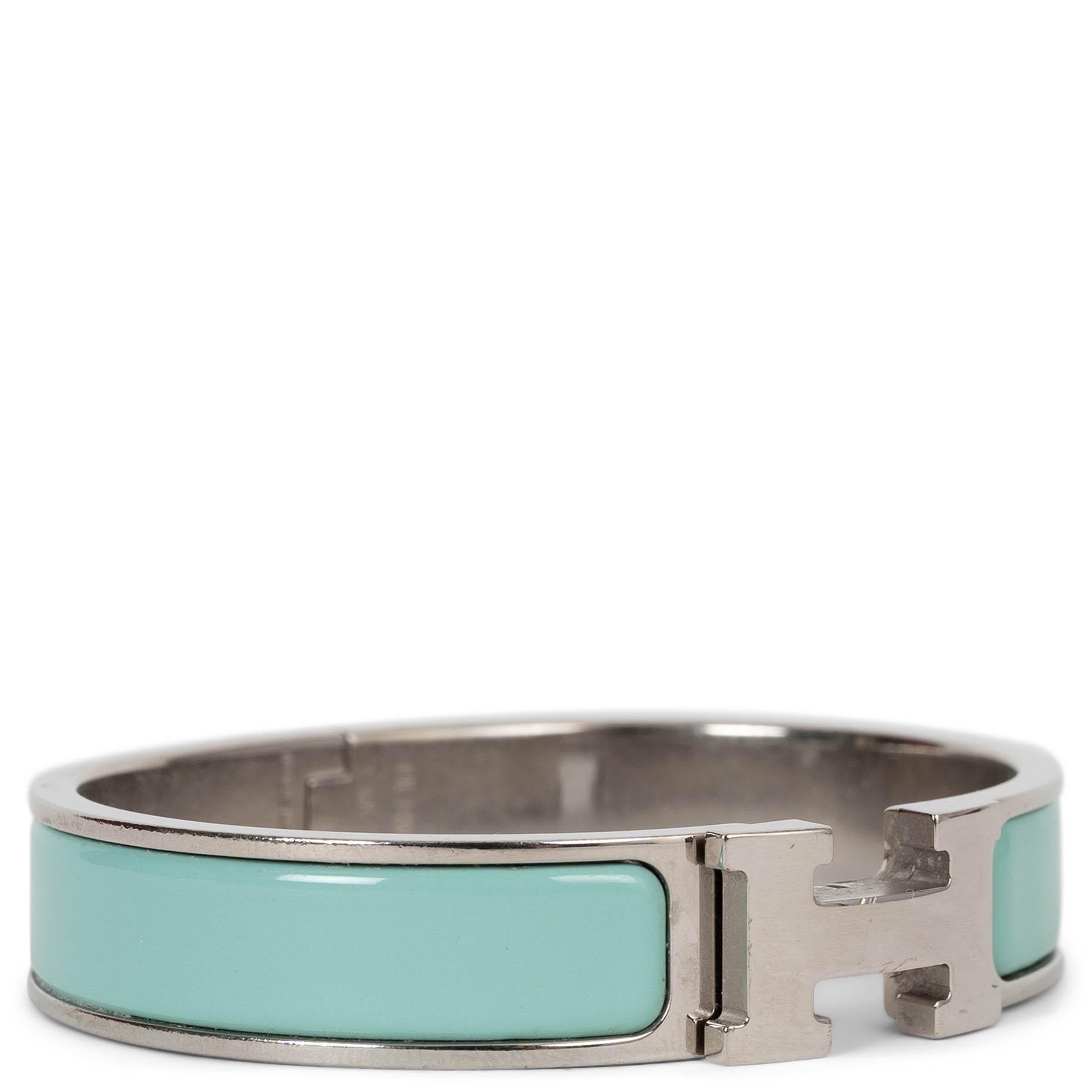 Ce bracelet étroit Clic H 100% authentique en palladium brossé et émail Lagon (turquoise) est un accessoire élégant et intemporel. Doté du design en émail caractéristique de la maison, il s'ouvre et se ferme grâce à un ingénieux fermoir à bascule