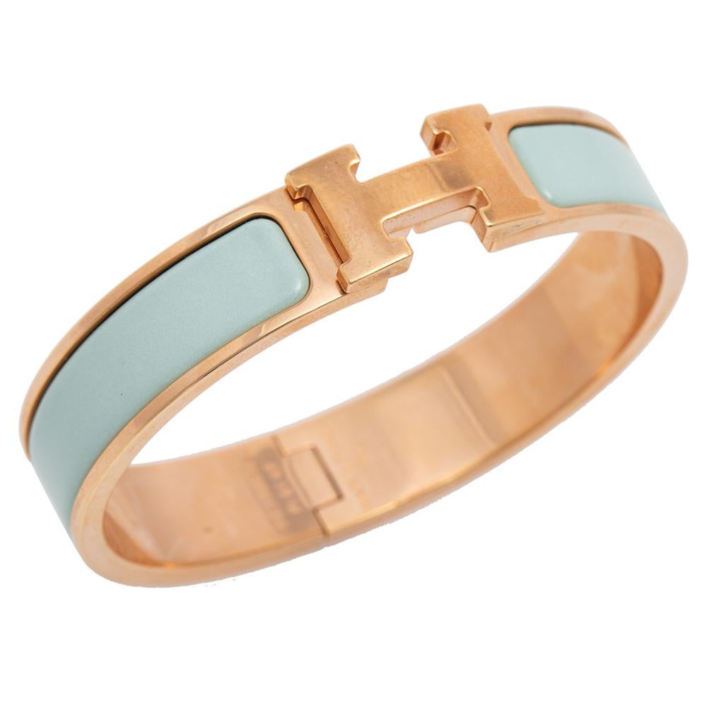 Adorn your wrist with this lovely bracelet from Hermès. The piece is from their Clic H collection and it has been crafted from gold-plated metal and designed with lagoon blue enamel. This bracelet is complete with the iconic H.

