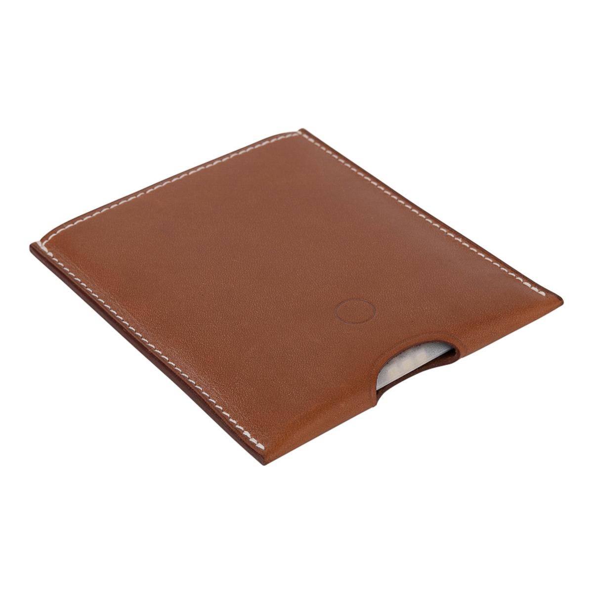 Mightychic offre una rara Lampe de Poche di Hermes nel taschino in pelle Fauve Barenia.
Piccola torcia all'interno della custodia in pelle Barenia con cuciture bianche.
Premendo sulla cassa si ottiene una luce bianca intensa.
Viene fornito con la
