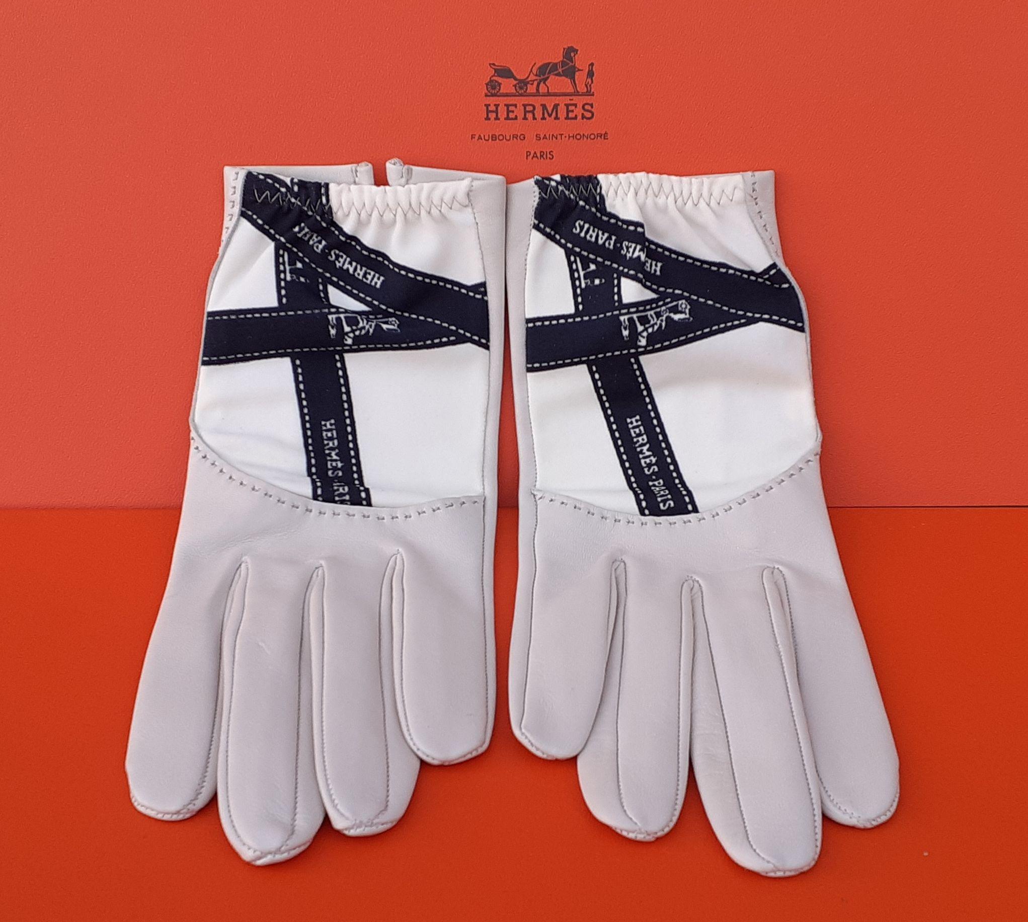 Beautiful Hermès Leather Gloves Ribbon Printed White and Black Size 7 For Sale 3