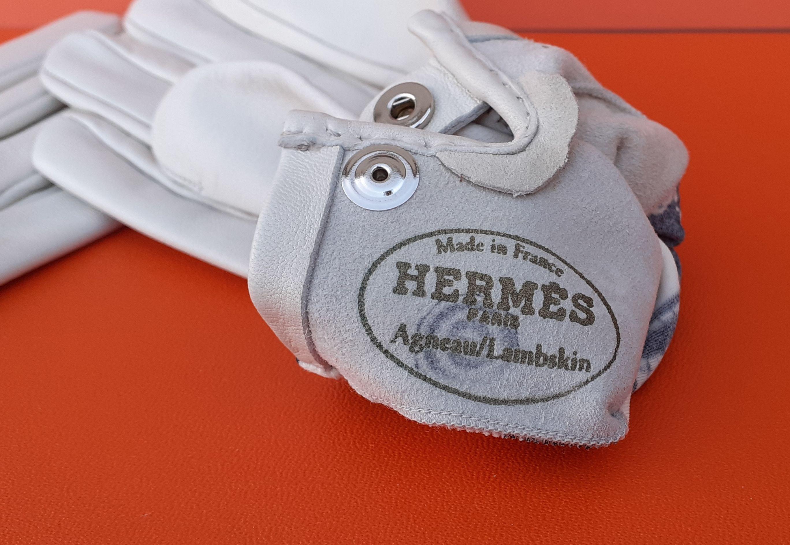 Beautiful Hermès Leather Gloves Ribbon Printed White and Black Size 7 For Sale 4