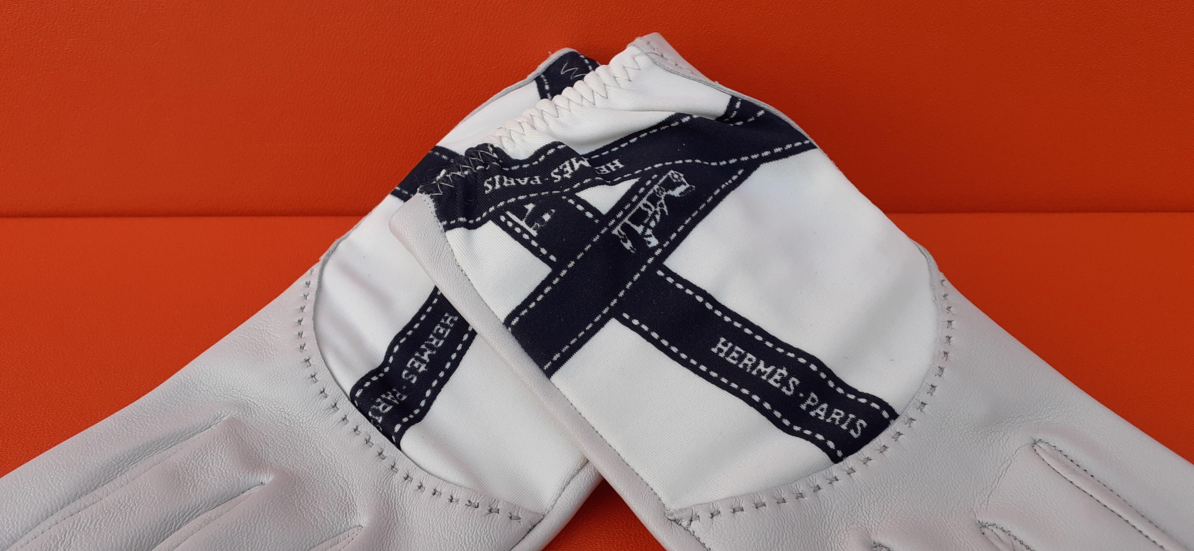 Gris Magnifiques gants en cuir Hermès avec ruban imprimé blanc et noir Taille 7 en vente