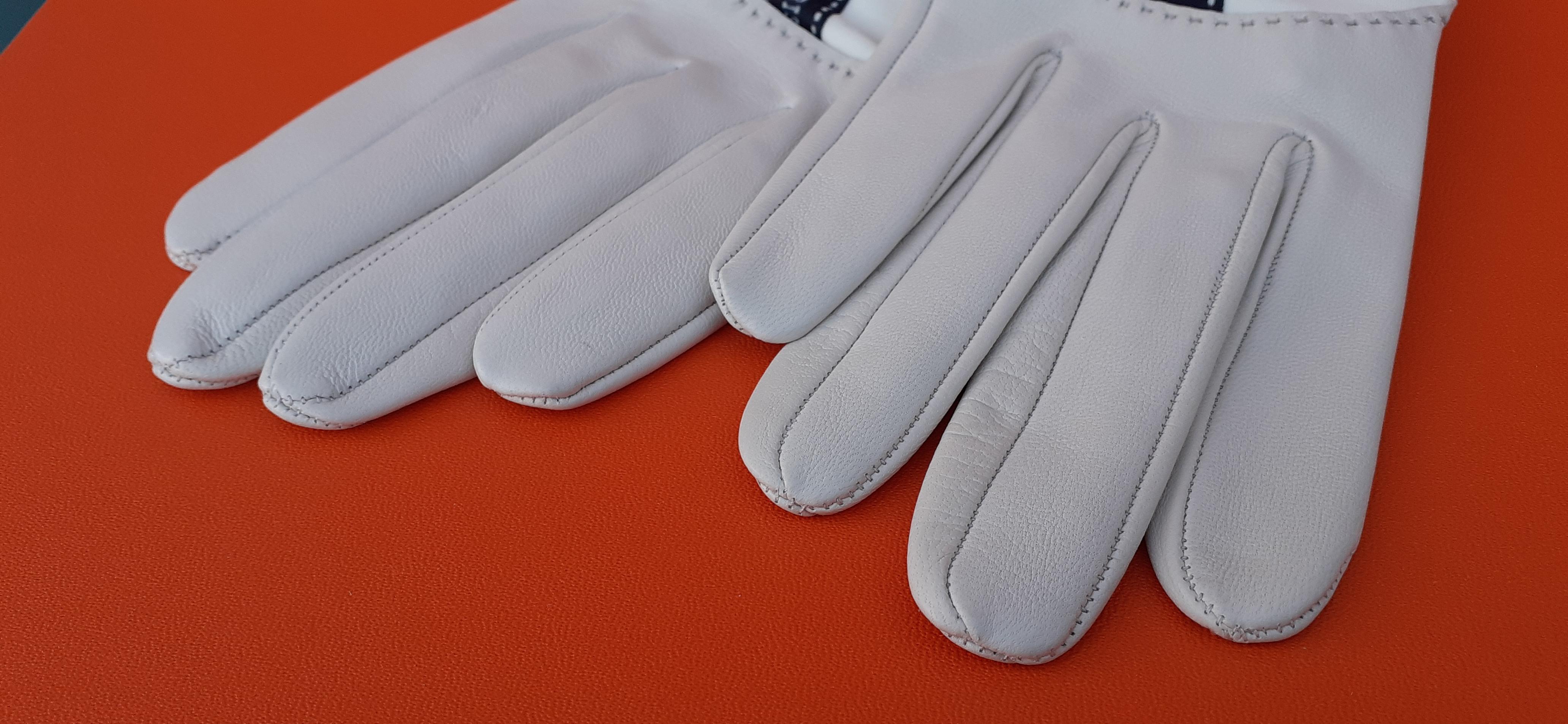 Magnifiques gants en cuir Hermès avec ruban imprimé blanc et noir Taille 7 Pour femmes en vente