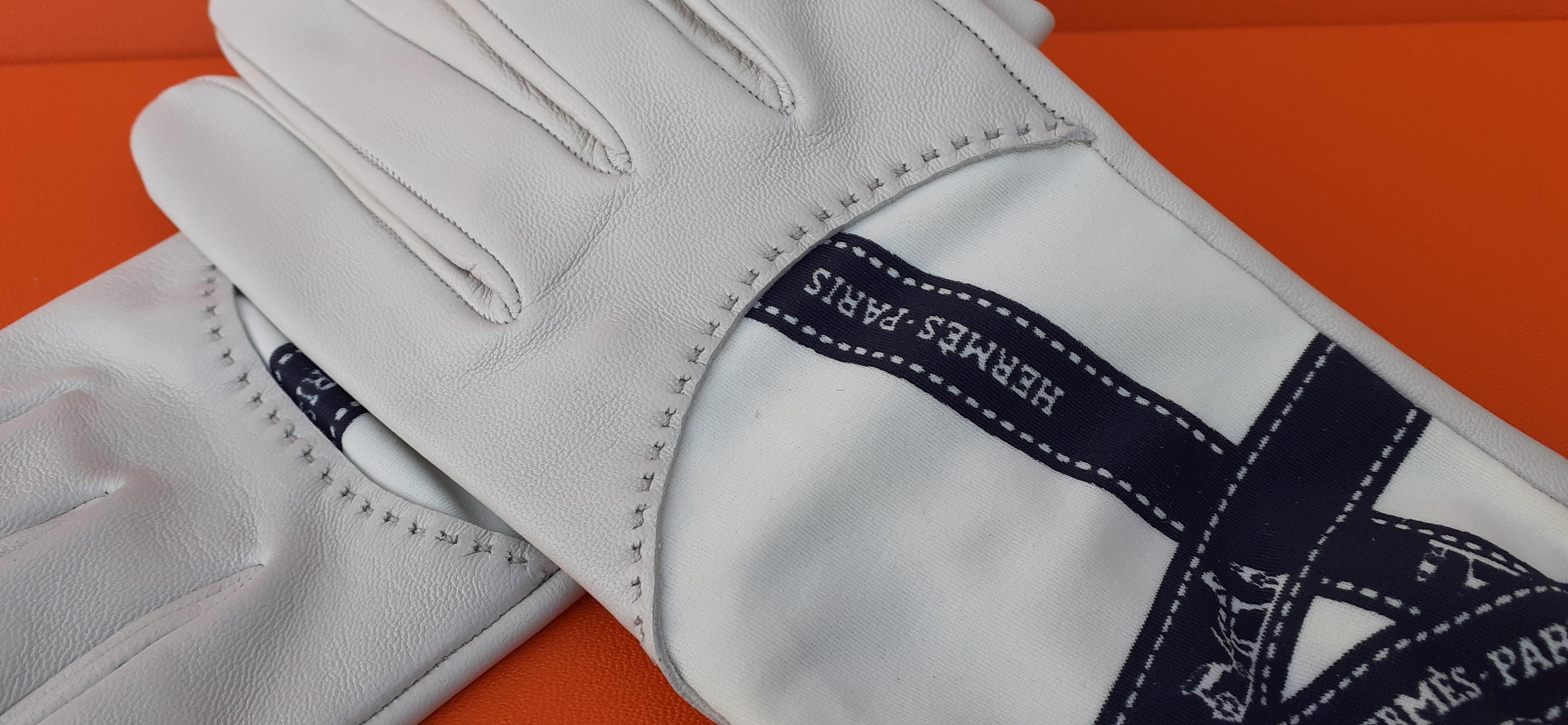 Magnifiques gants en cuir Hermès avec ruban imprimé blanc et noir Taille 7 en vente 1