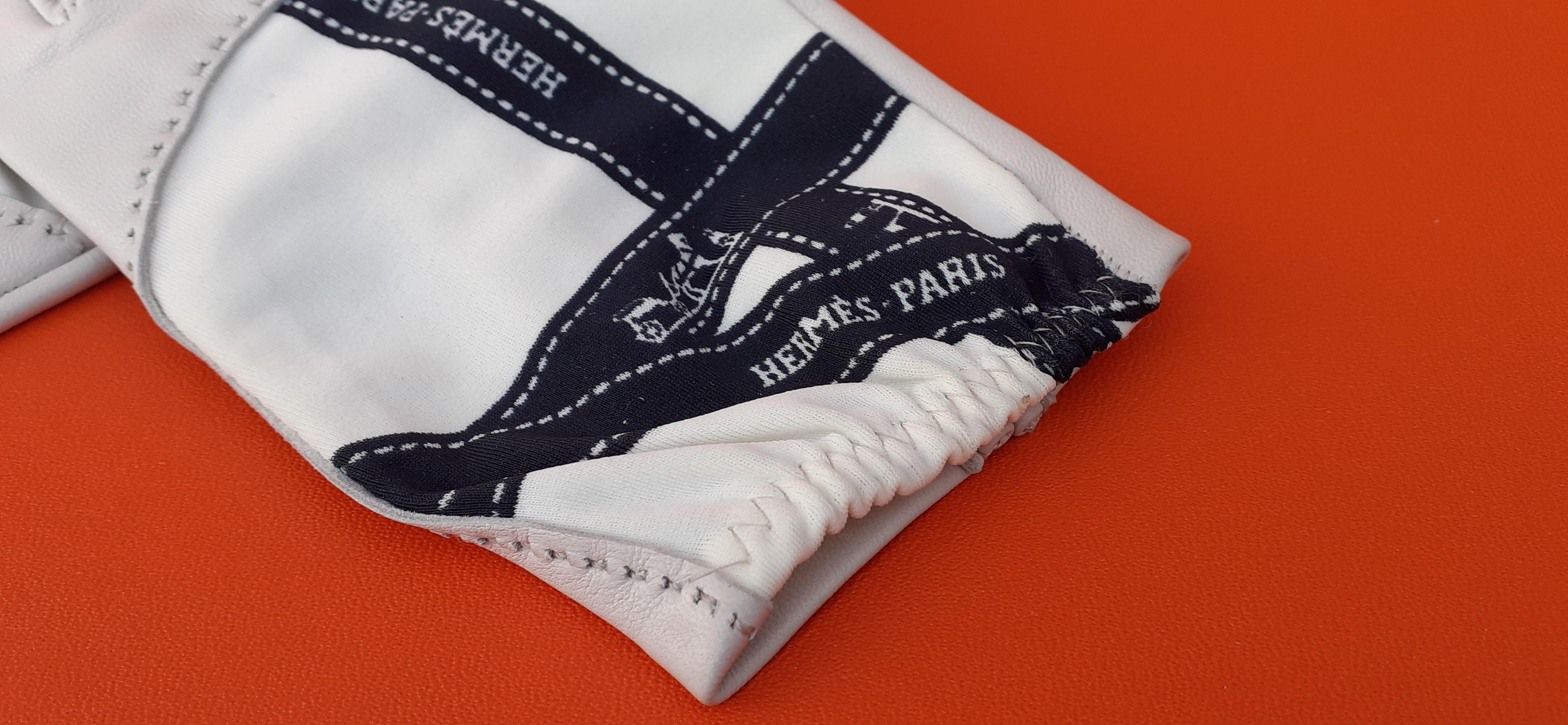 Schöne Hermès Lederhandschuhe Ribbon gedruckt weiß und schwarz Größe 7 im Angebot 2