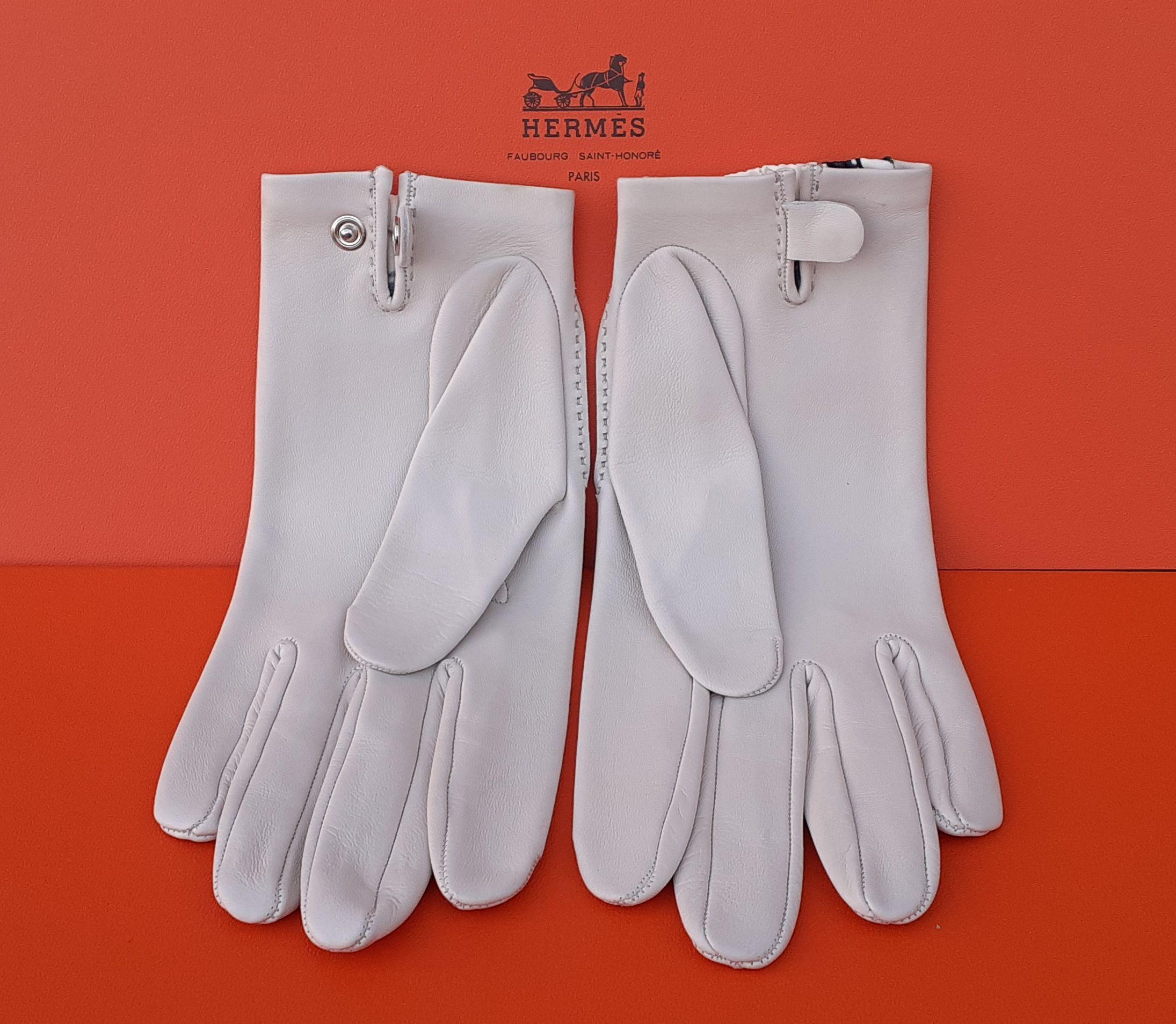 Beautiful Hermès Leather Gloves Ribbon Printed White and Black Size 7 For Sale 2