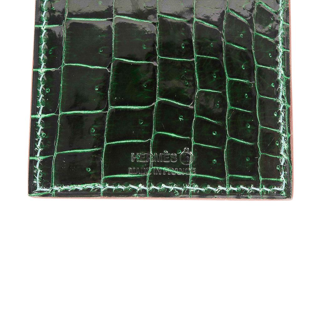 Mightychic propose une lanière Hermes Petit h.
Crocodile Vert Fonce Porosus et cuir d'Epsom noir.
Le porte-cartes est doté d'une fente de chaque côté et d'une fine lanière en cuir d'Epsom noir à porter comme un collier.
Livré avec une boîte Hermès