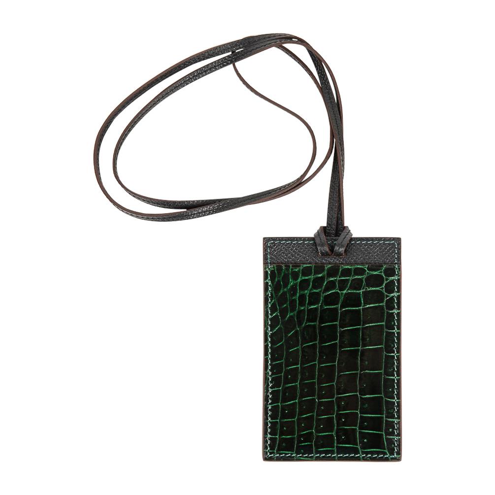 Hermès - Porte-cartes bicolore avec cordon, en crocodile marin vert foncé et cuir Epsom noir  Unisexe en vente