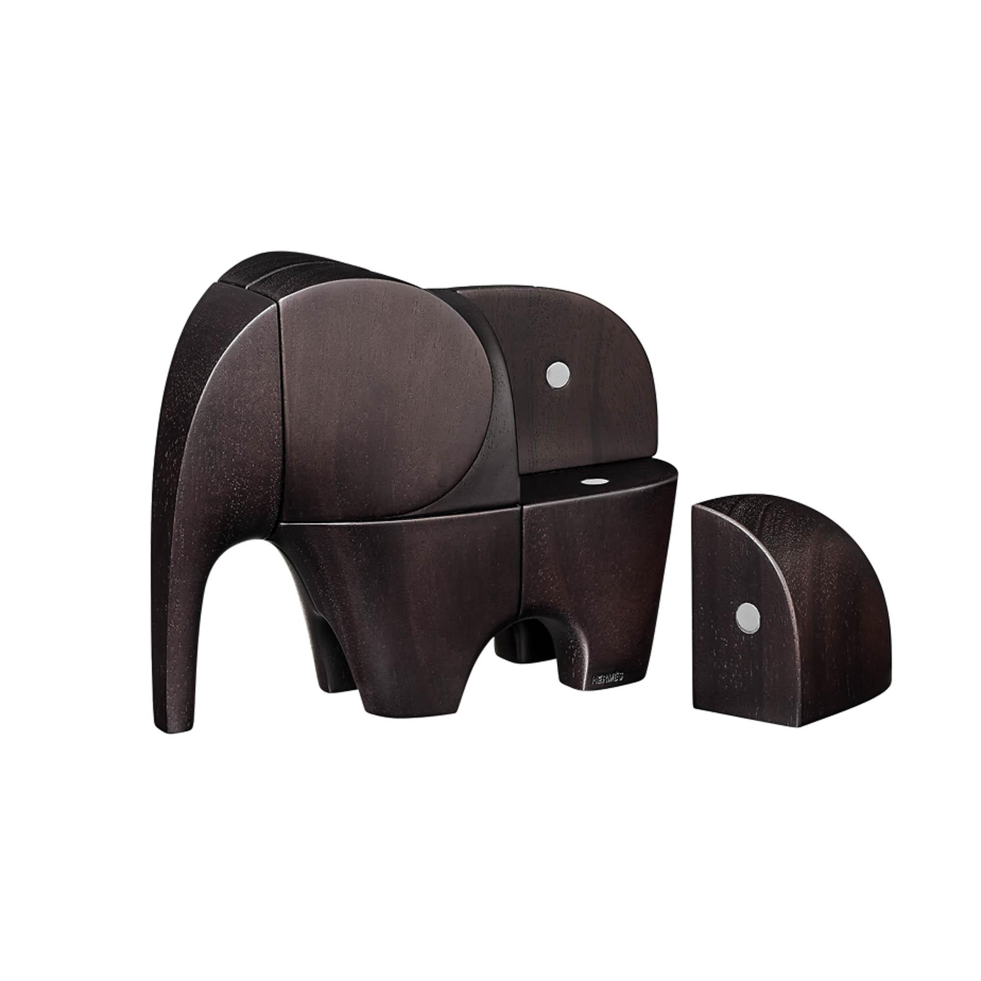 Mightychic offre un fermacarte Hermes Lao in Acajou Ebenise.
Oltre al suo fascino intrinseco, questo squisito Lao in mogano massiccio ebanizzato è un fermacarte rompicapo.
Il Lao scolpito a mano è composto da 9 parti magnetiche.
Un'idea regalo