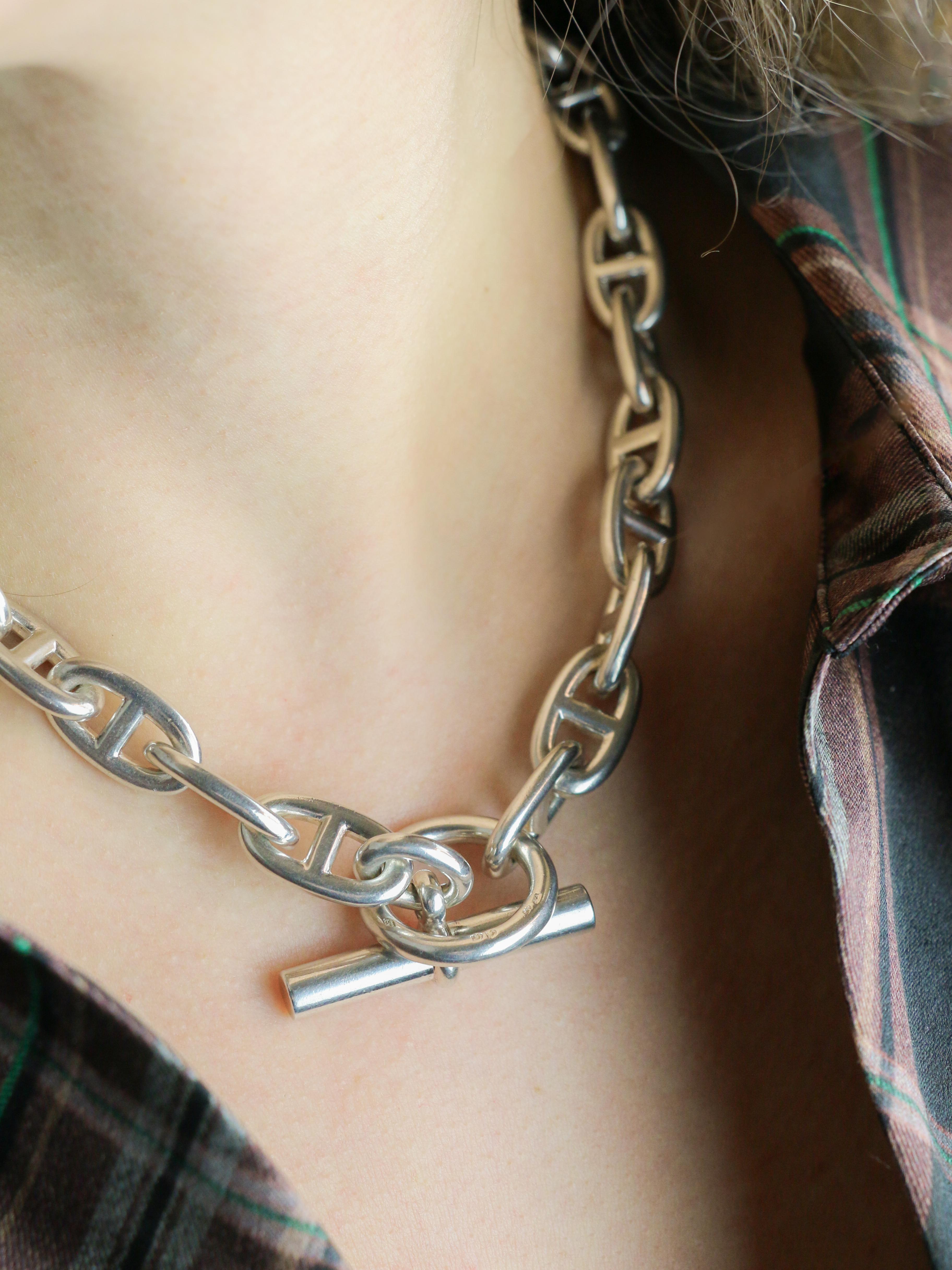 HERMES - Grand Modèle (Large Model) anchor chain necklace in silver (925°/°°). French work from the 1970s/1980s. Signed Hermès on the second-to-last link. Presence of two Minerva head hallmarks and the 925 AG hallmark for silver. Manufacturer's mark