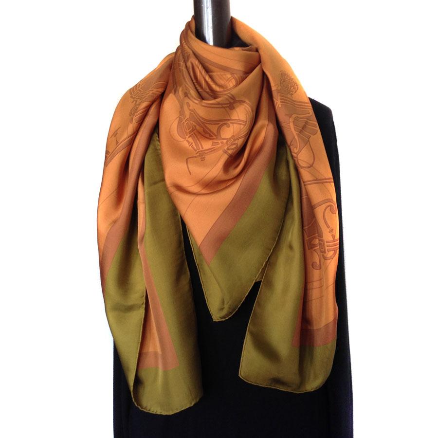 Large HERMES shawl in brown silk with khaki trim (Dip dye shawl)

Pattern :  'carriages'. In very good condition.

Dimensions: 135 cm x 140 cm

Will be delivered in a new, non-original dust bag