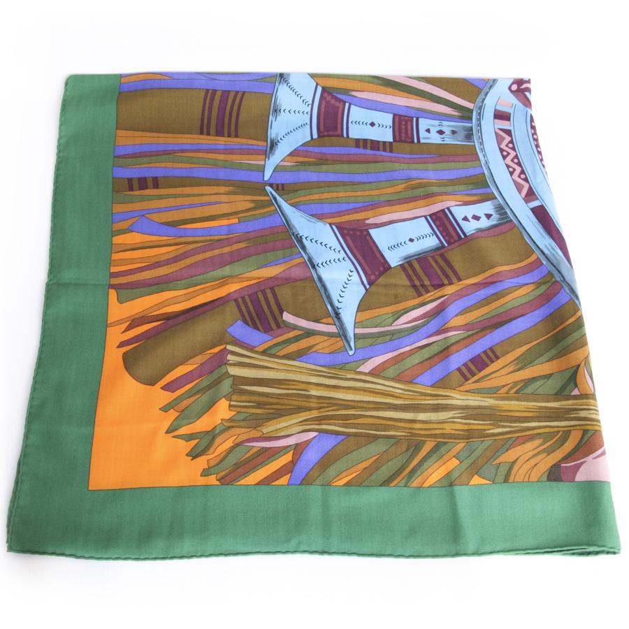 HERMES Large shawl in green, orange, blue, pale pink, purple and brown colors cashmere and silk.

This shawl is in an immaculate condition.

Dimensions : Height: 136 cm, length: 136 cm.

The shawl will be delivered in its Hermes box.