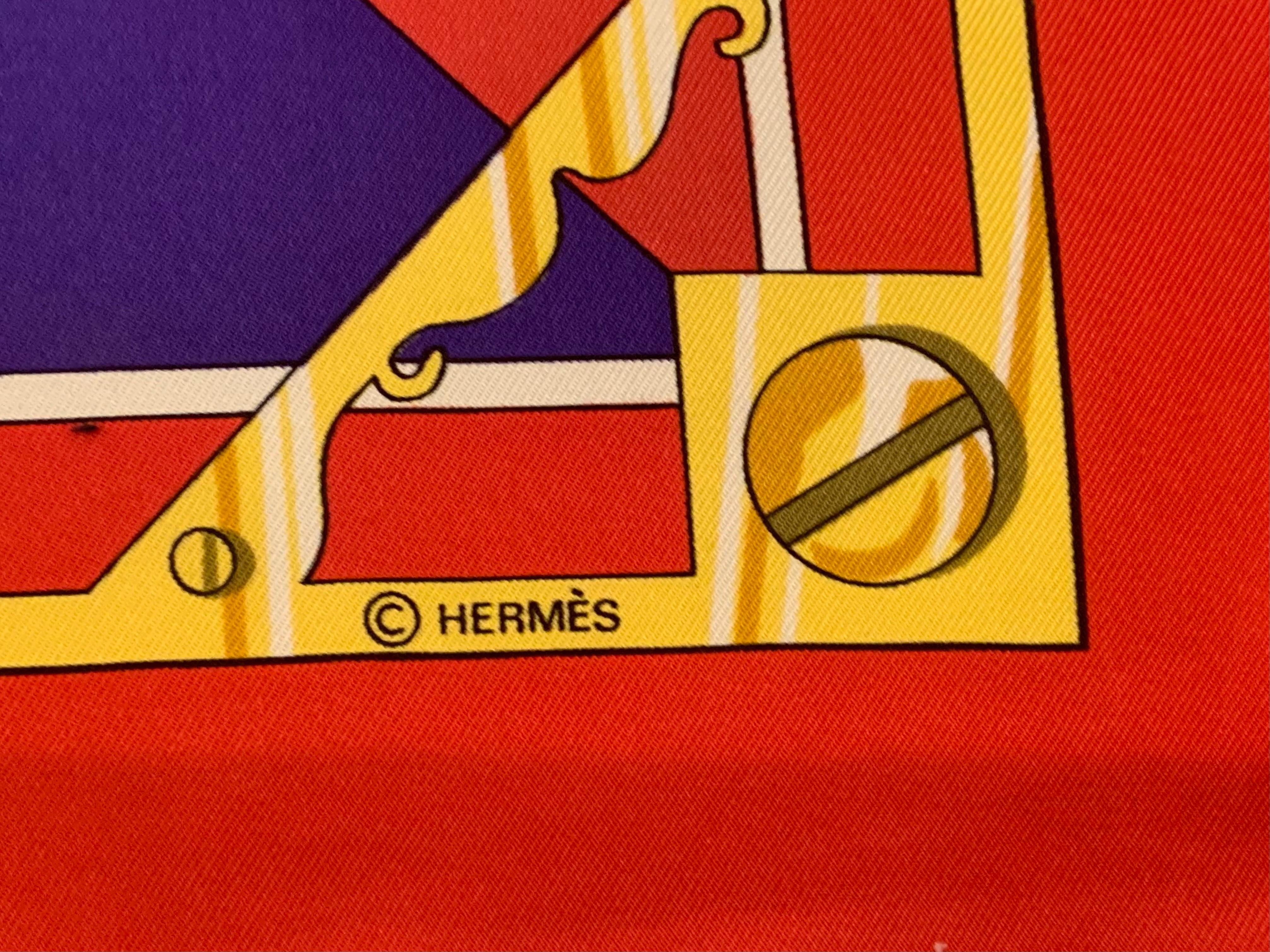 Questa sciarpa Hermes Sextant è stupenda, tutti i colori si combinano perfettamente per creare questo pezzo allegro. Il design è nautico, con bussola, sestante e bandiere nautiche. Sembra che non sia mai stato indossato, le pieghe originali sono