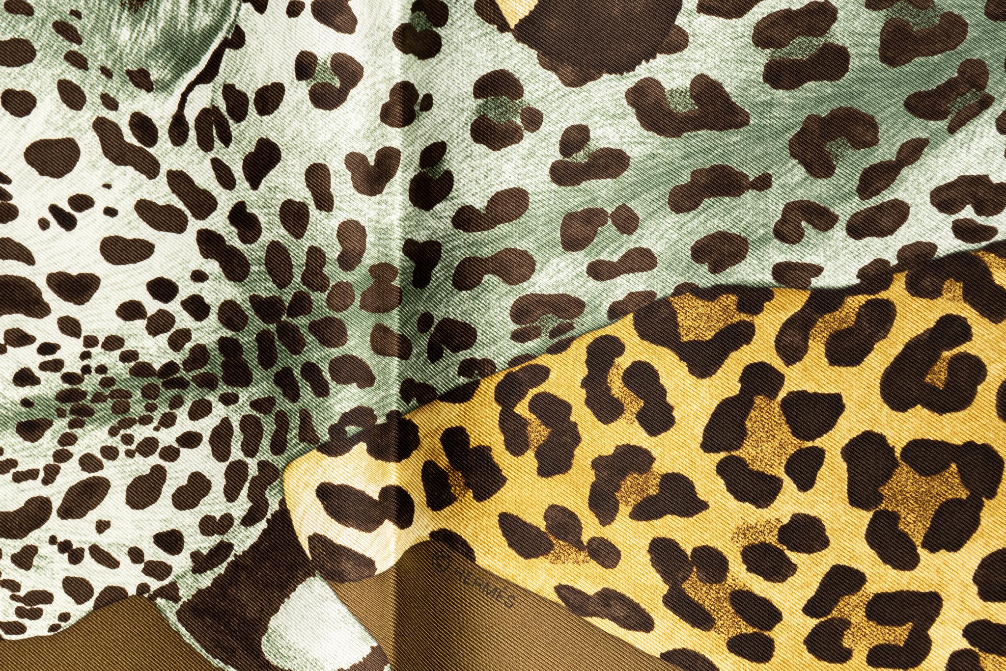 Hermès Lazy Leopardess Seidenschal Bronze Damen im Angebot