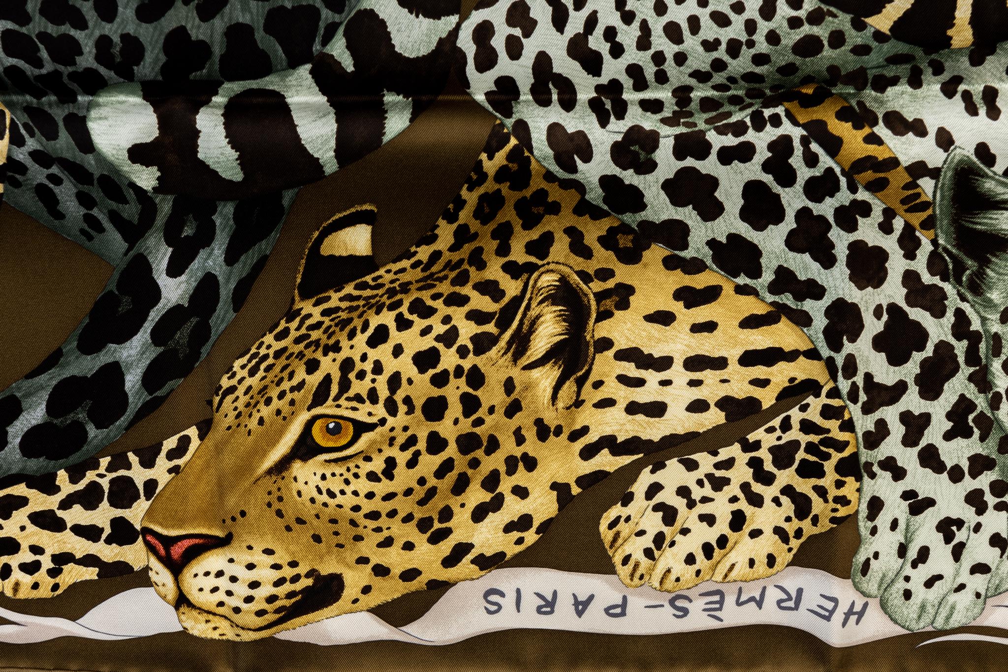 Hermès Lazy Leopardess Seidenschal Bronze im Angebot 1