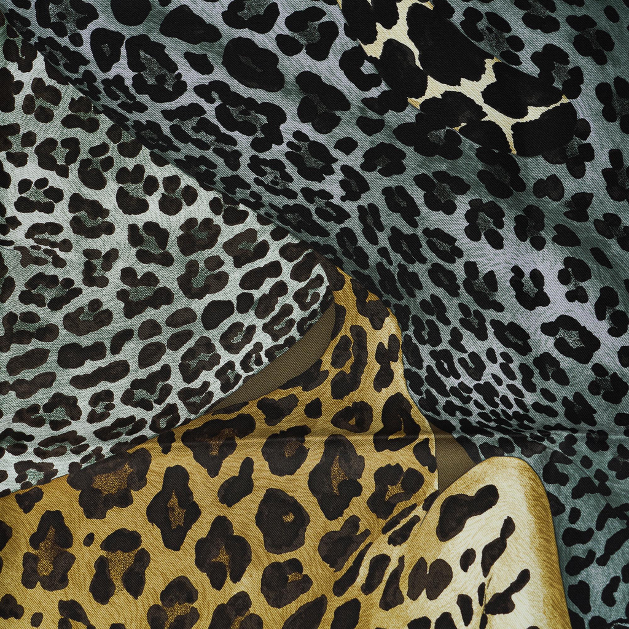 Hermes Lazy Leopardesses Kaki Fonce / Anthracite / Beige Scarf 90 For Sale 1