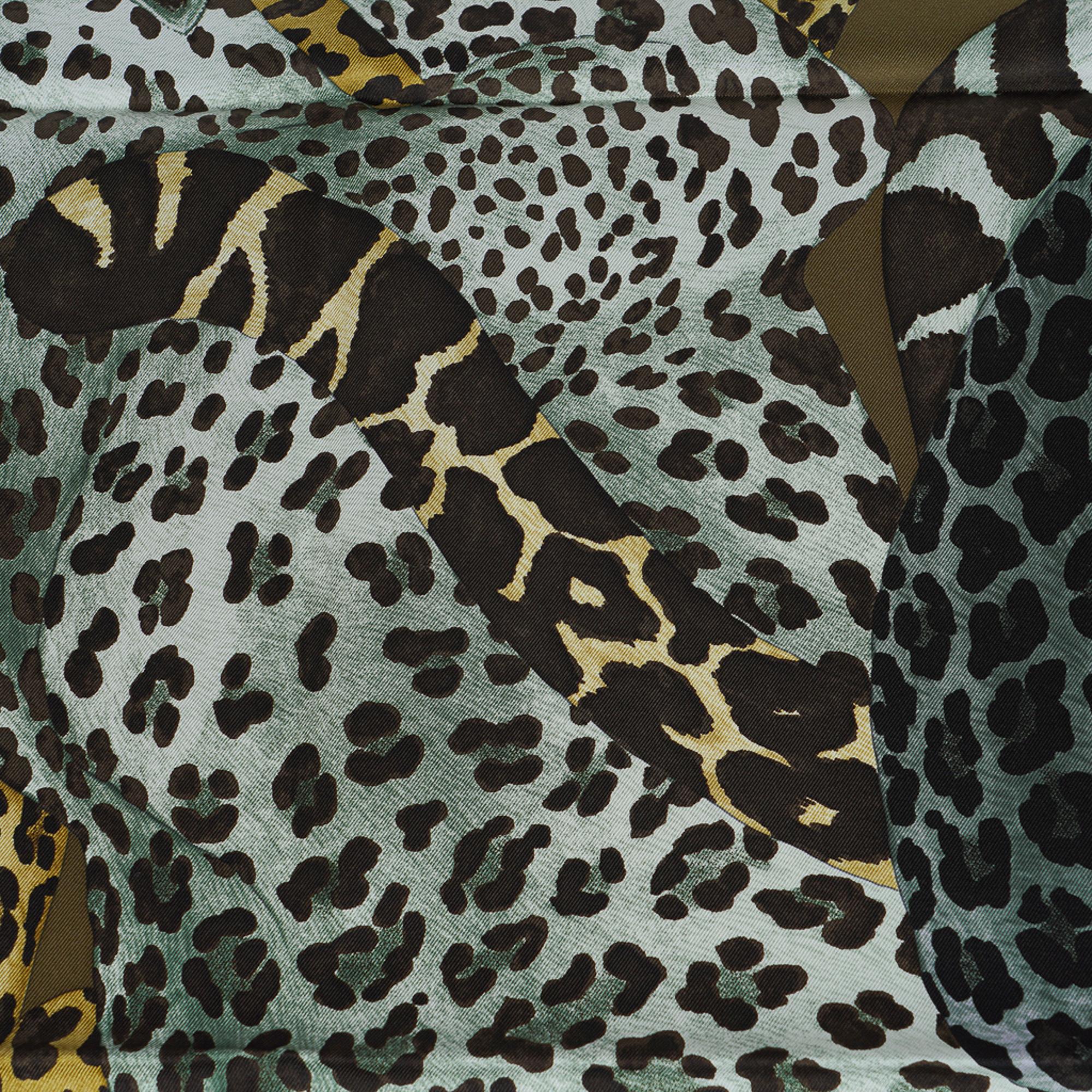 Hermès Lazy Leopardesses Kaki Fonce / Anthracite / Beige - Écharpe 90 en vente 6