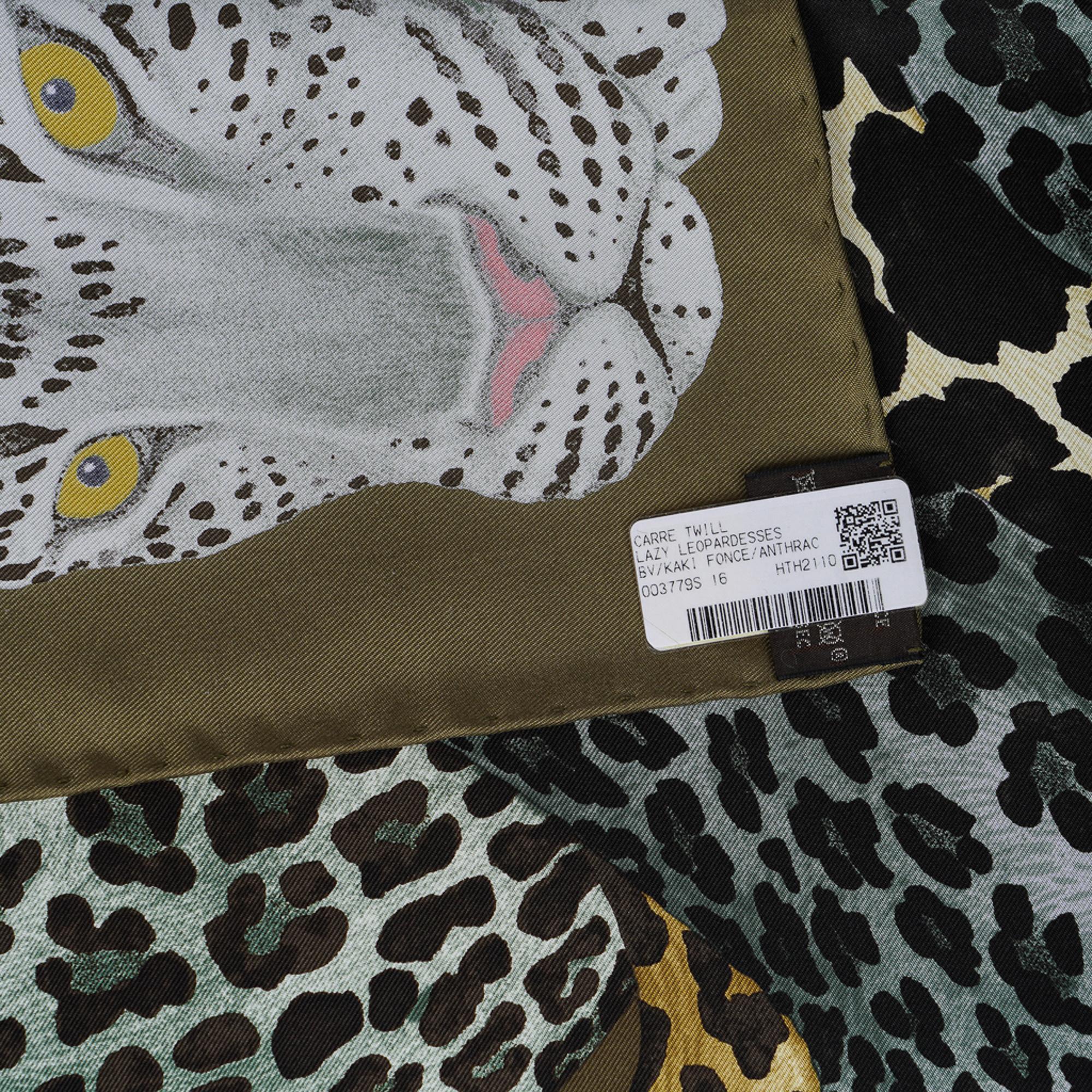 Hermès Lazy Leopardesses Kaki Fonce / Anthracite / Beige - Écharpe 90 en vente 8
