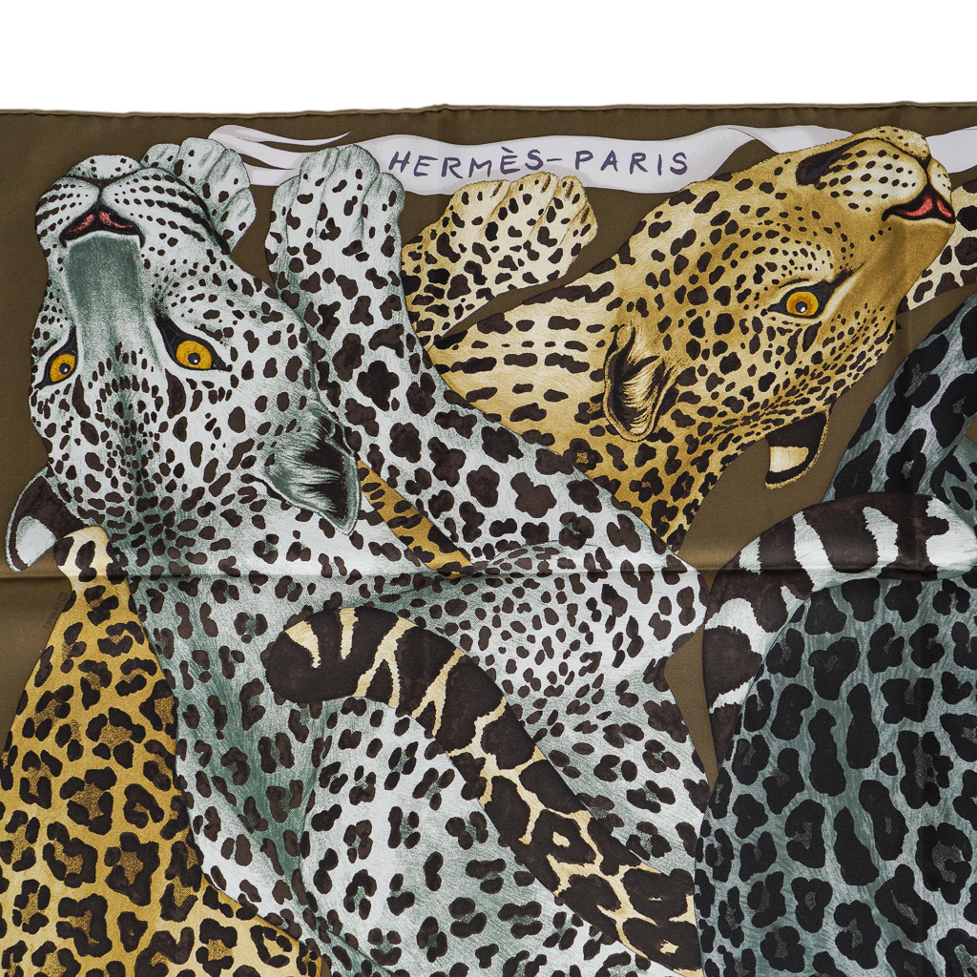 Hermès Lazy Leopardesses Kaki Fonce / Anthracite / Beige - Écharpe 90 Neuf - En vente à Miami, FL