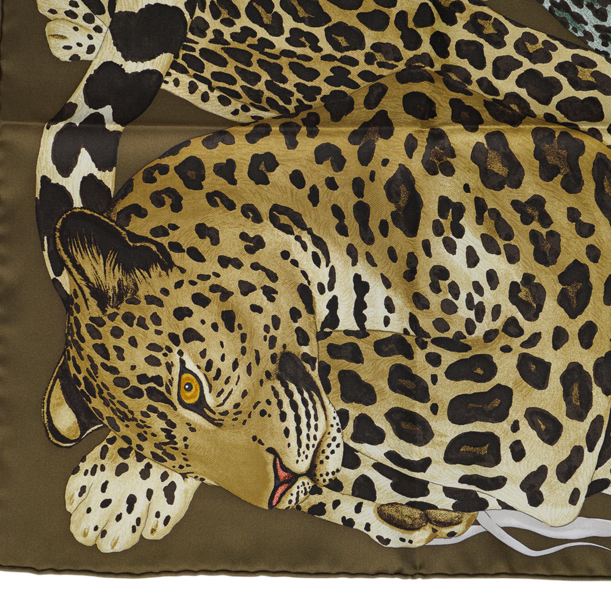 Hermes Lazy Leopardesses Kaki Fonce / Anthrazit / Beige Schal 90 im Angebot 1
