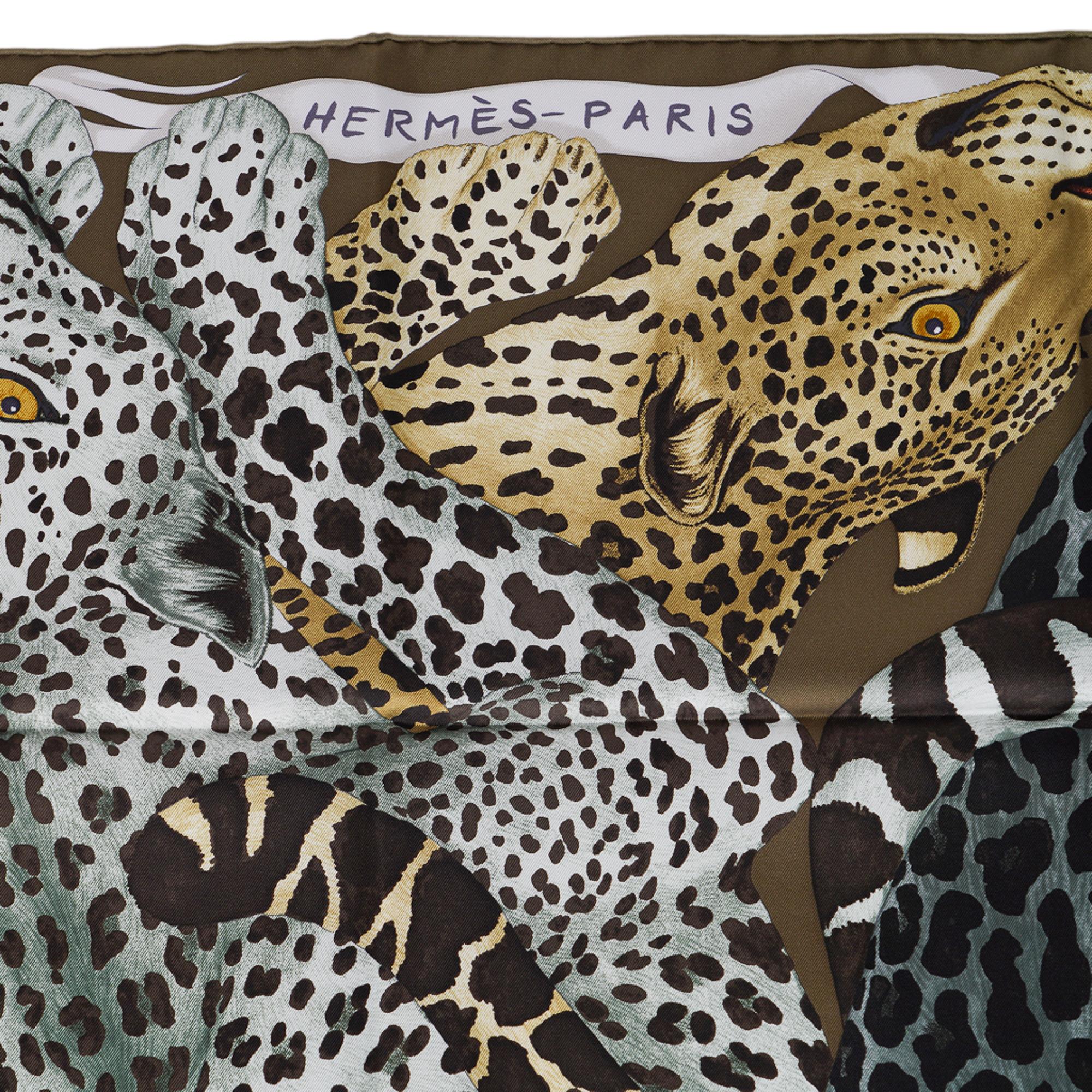 Hermès Lazy Leopardesses Kaki Fonce / Anthracite / Beige - Écharpe 90 en vente 1