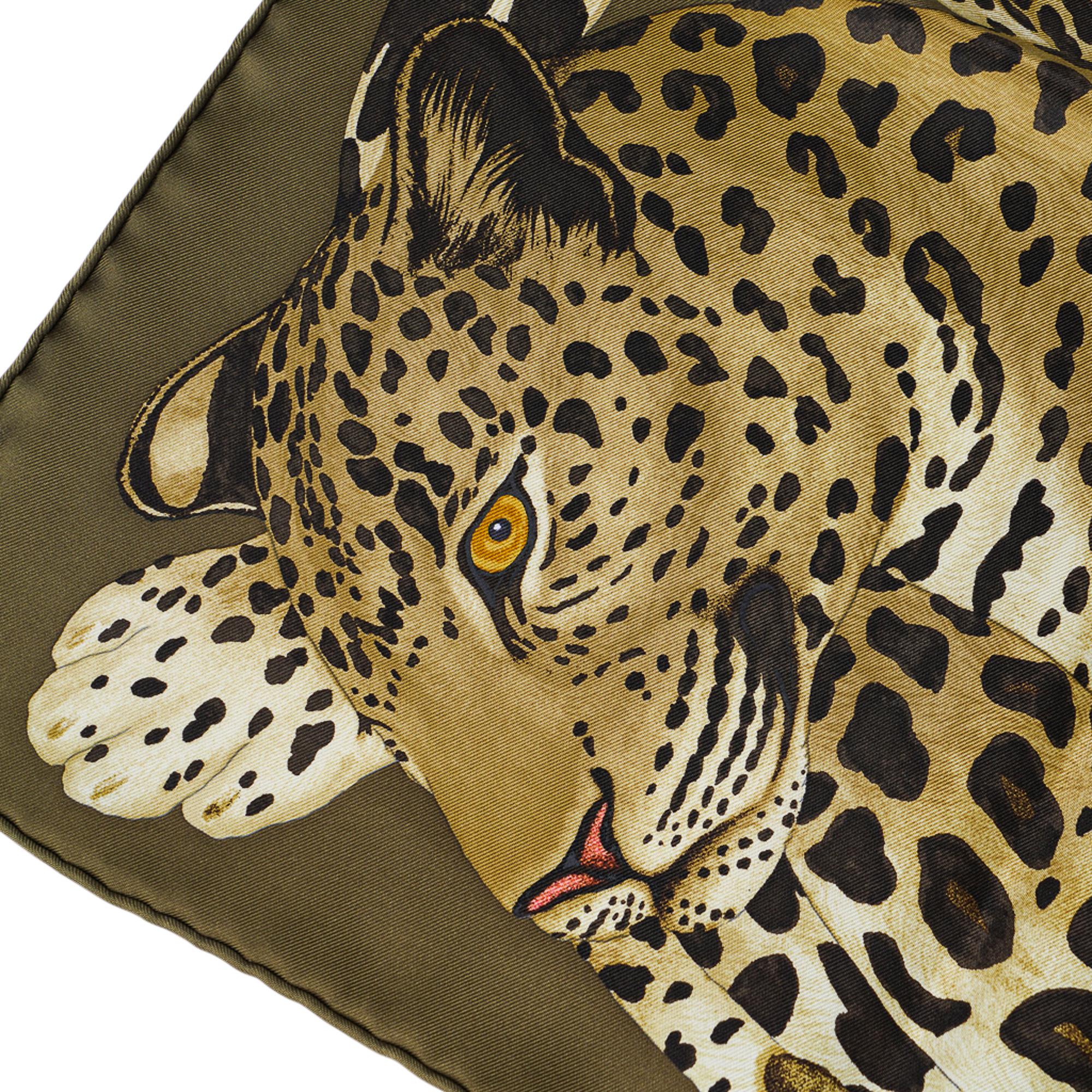Hermes Lazy Leopardesses Kaki Fonce Anthrazit Beige Seidenschal 90 (Schwarz) im Angebot