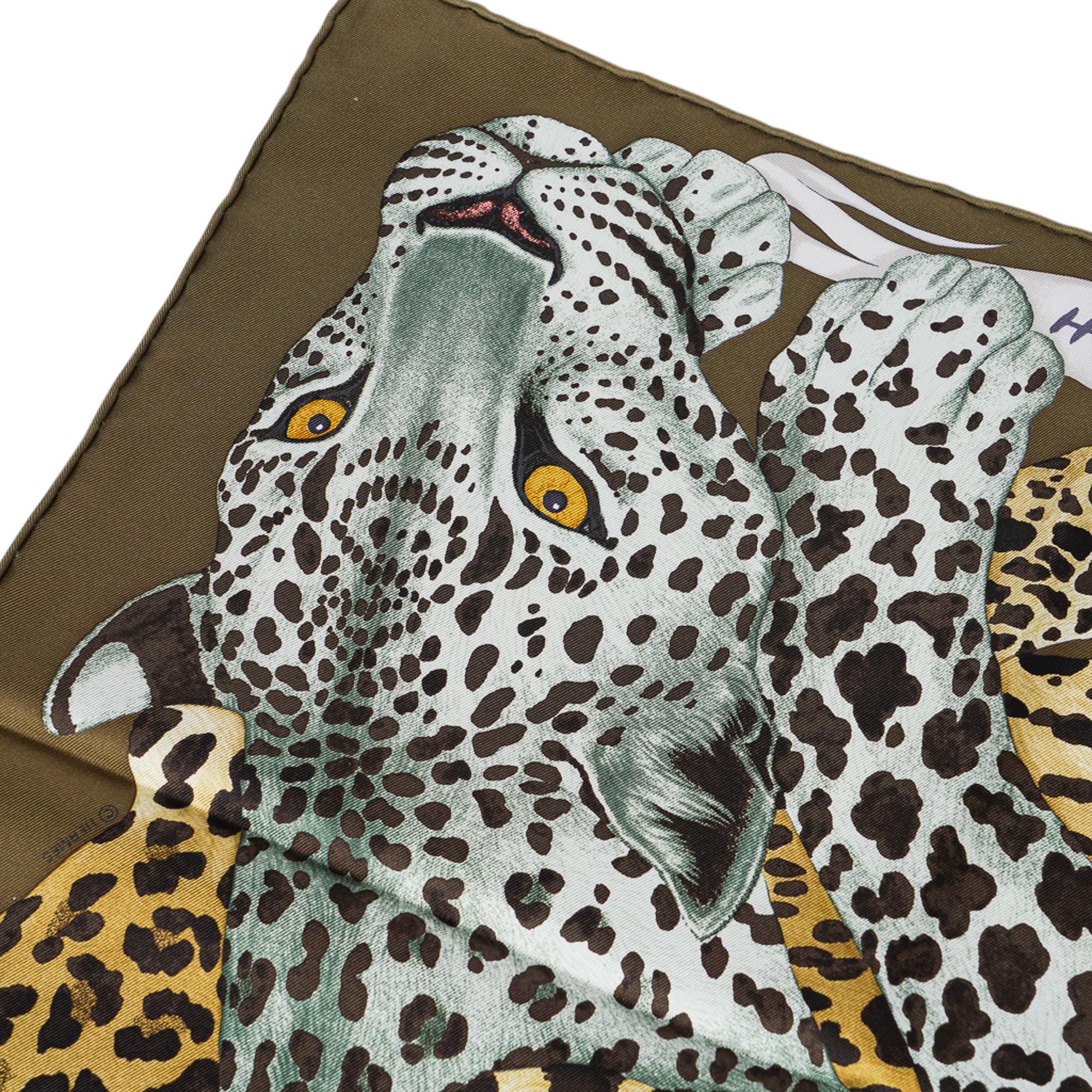 Hermes Lazy Leopardesses Kaki Fonce Anthrazit Beige Seidenschal 90 im Zustand „Neu“ im Angebot in Miami, FL