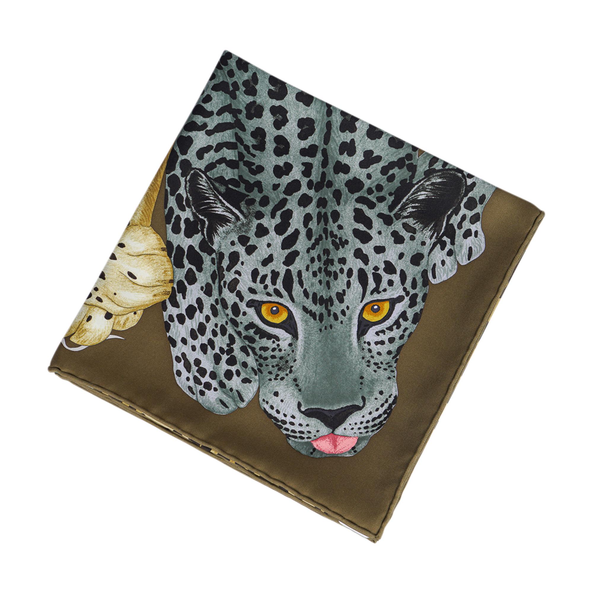 Hermes Lazy Leopardesses Kaki Fonce Anthrazit Beige Seidenschal 90 im Angebot 3