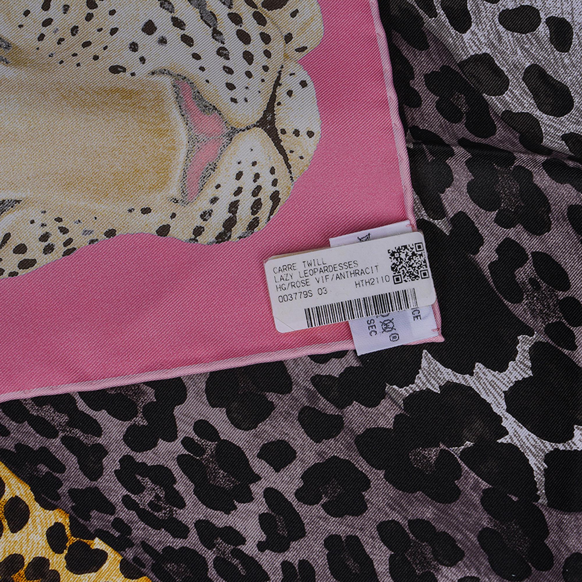 Pañuelo de seda Hermes Lazy Leopardesses 90 Rose Vif Anthracite Miel en venta 10
