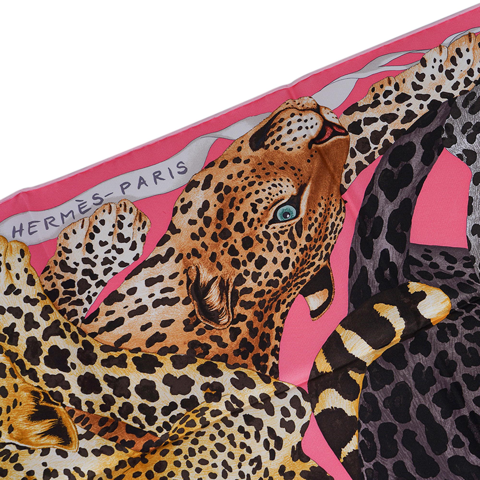 Pañuelo de seda Hermes Lazy Leopardesses 90 Rose Vif Anthracite Miel en Nuevo estado para la venta en Miami, FL