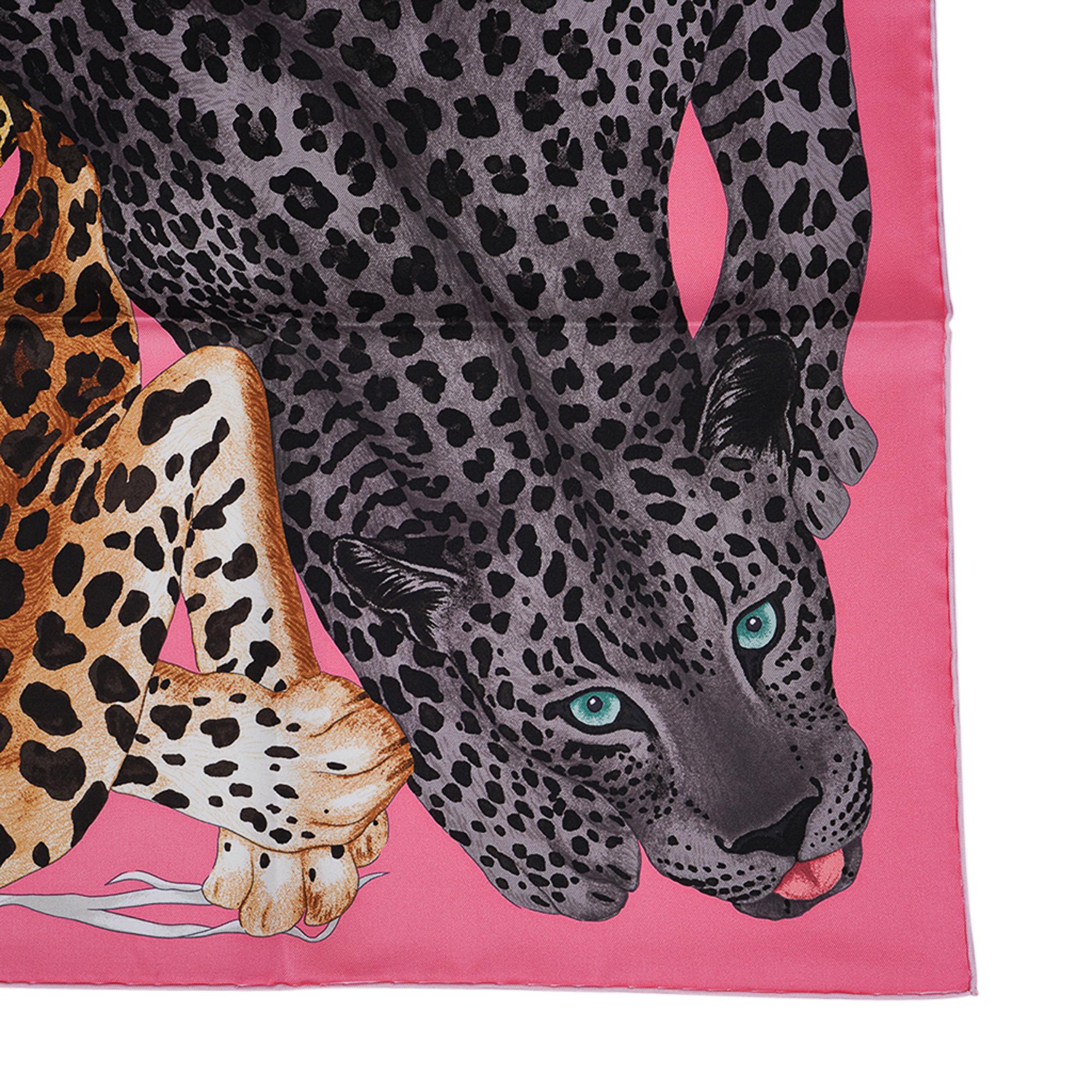Pañuelo de seda Hermes Lazy Leopardesses 90 Rose Vif Anthracite Miel en venta 3