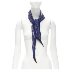 Hermès Le Carre Plisse Dimitri Rybaltchenko Blauer Plissee-Schal mit Schaukelpferd