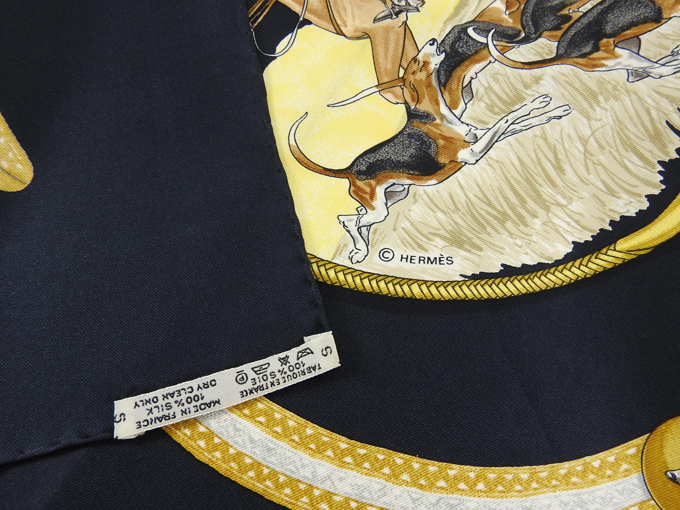 Hermes Le Laisser Courre Black Hunting Dogs 90cm Silk Scarf In Excellent Condition In Toronto, ON