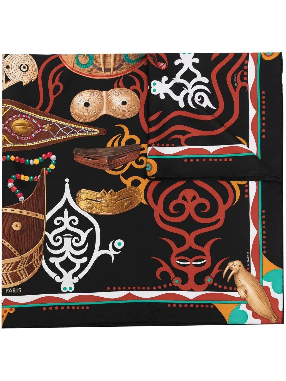 Designed by Antoine Tzapoff, this pre-owned scarf aims to tell us a fascinating story. This silk scarf depicts a range of 19th-century objects such as goggles and visors used by the Inuits to protect themselves from the strong light of the far north