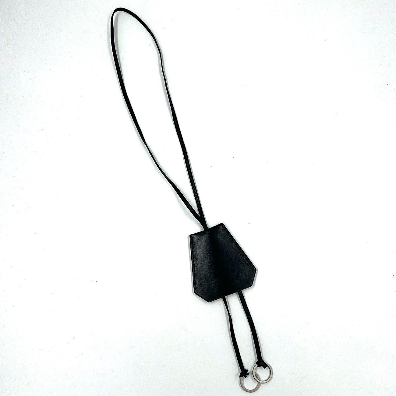 HERMES Le Touquet Key Holder in Black Leather.
In very good condition.
Made in France.
Dimensions : clochette : 8 x 7 cm - leather chain: total length 100 cm

Will be delivered in a non-original dustbag.