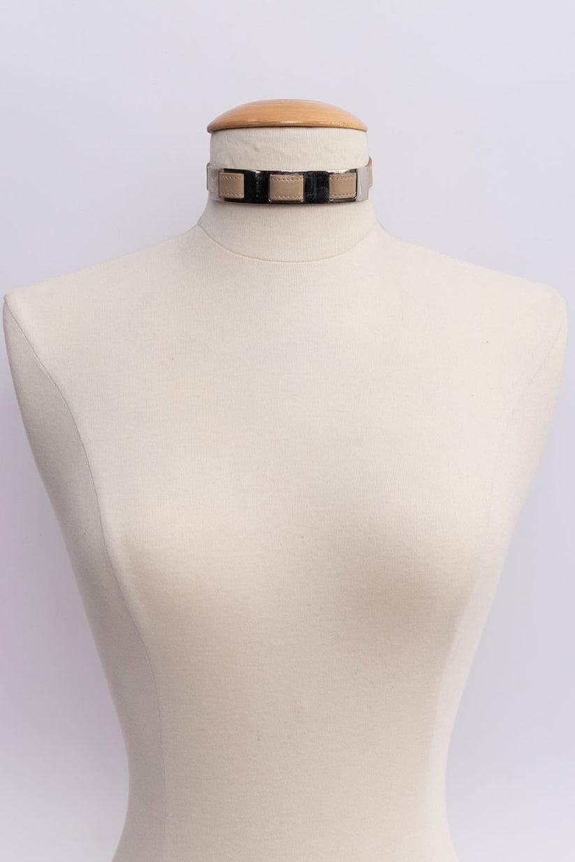 Hermes (Made in France) Choker necklace made of silver plated and leather.

Additional information: 

Dimensions: 
Length: 31 cm (12.2 in) to 33 cm (12.99 in) - Width: 1.5 cm (0.59 in) 

Condition: 
Good condition. Some marks upon the metal.
Seller