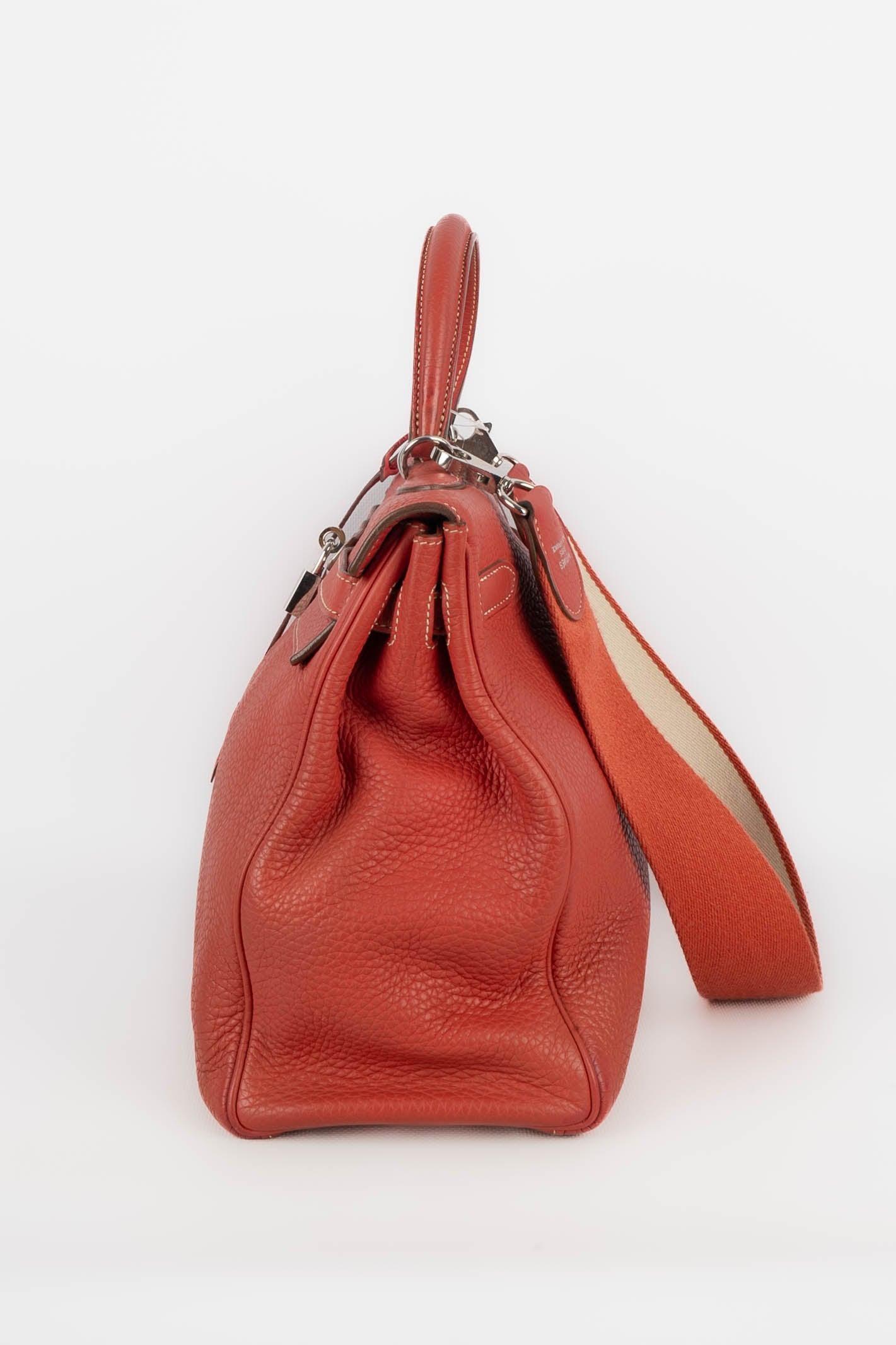 Hermès -(Made in France) Leather bag with silvery metal elements. Bag with a serial number.

Additional information:
Condition: Very good condition
Dimensions: Height: 25 cm - Length: 33 cm - Depth: 11 cm - Handle length: 30 cm

Seller Reference: