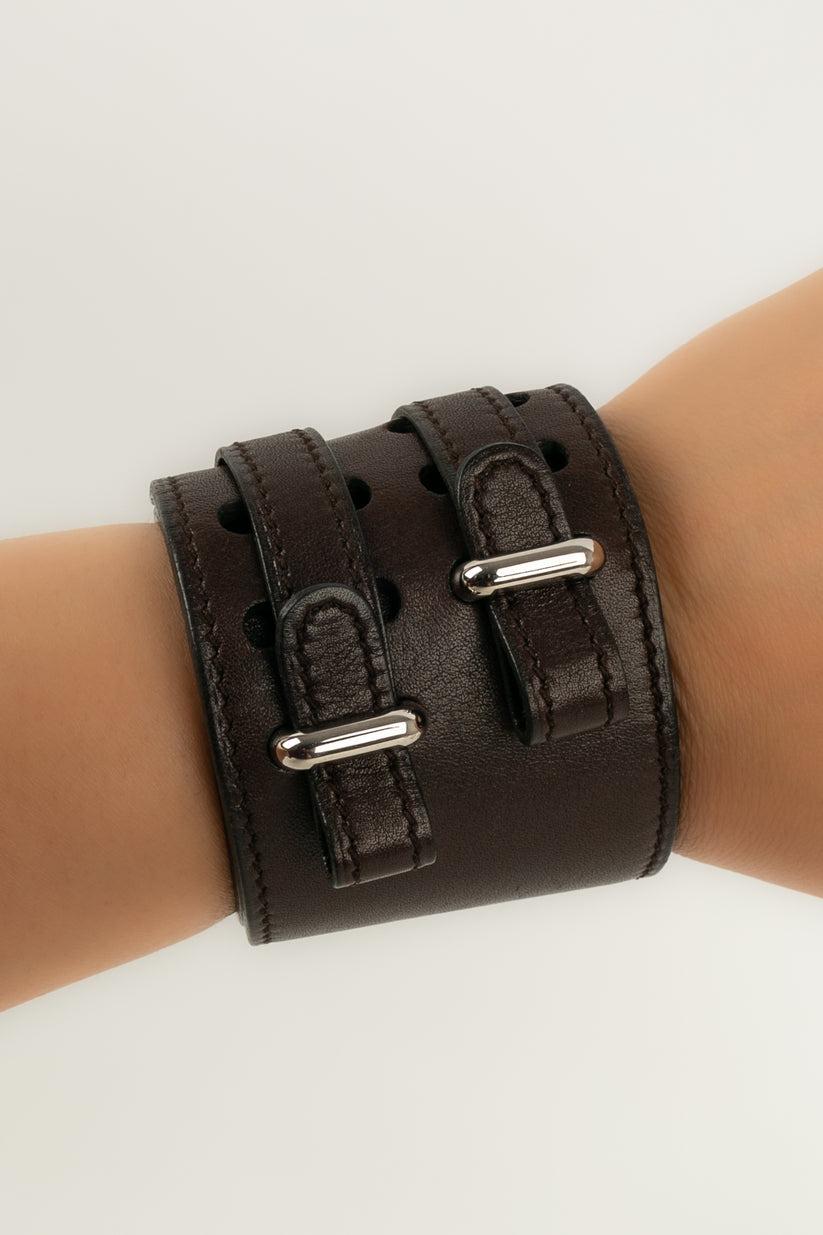 Hermès - (Made in France) Large bracelet in dark brown leather fastening with two straps.

Additional information:
Condition: Very good condition
Dimensions: Length: 5 cm - Maximum circumference: 17 cm

Seller Reference: BRA203