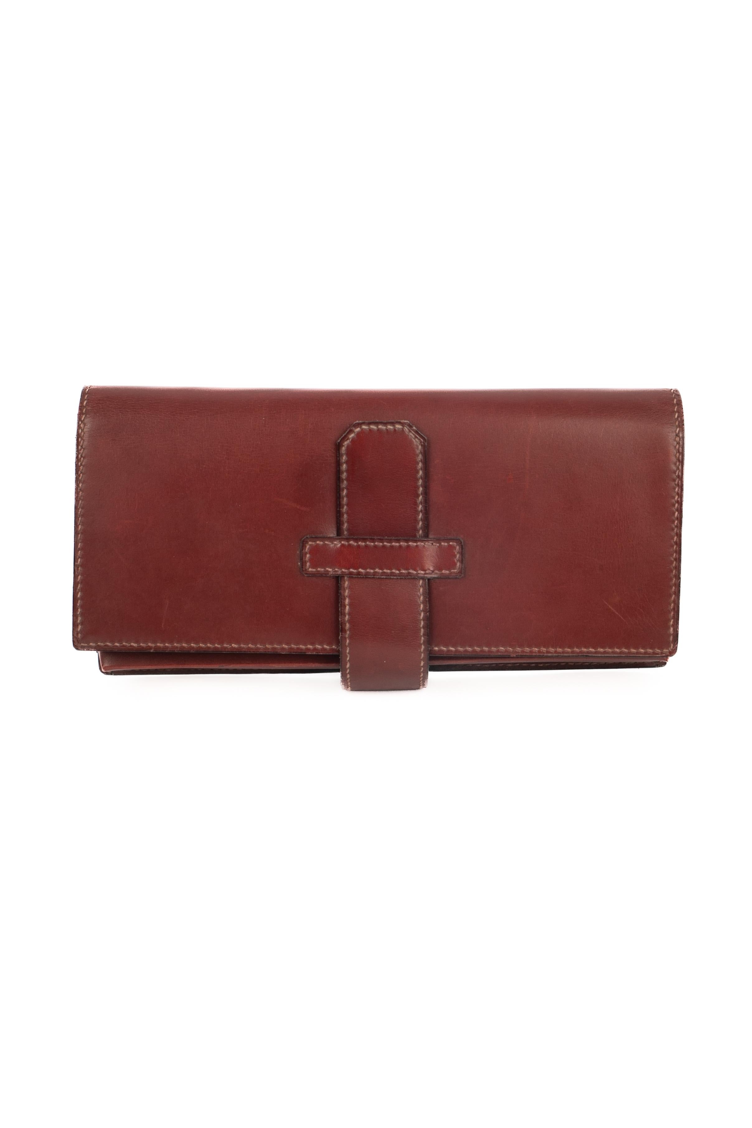 HERMES - Lederetui mit zwei Kartendecks und einem Stift.

Bedingung:
Sehr guter Zustand. Ein paar leichte Flecken auf dem Leder.



SKU:ACC448