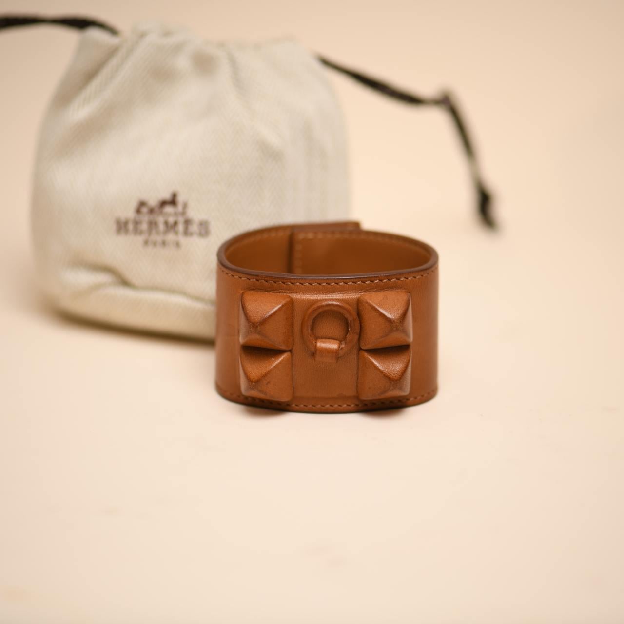 SKU	77701282
Viene fornito con	Solo la custodia
Modello	Collier de Chien Shadow
I materiali	Pelle di vitello
Peso	Circa 39,64 g
Lunghezza	Circa 19,8 cm
Larghezza	Circa 4 cm
Condizione	Eccellente
Altre informazioni	La taglia T2 corrisponde alla