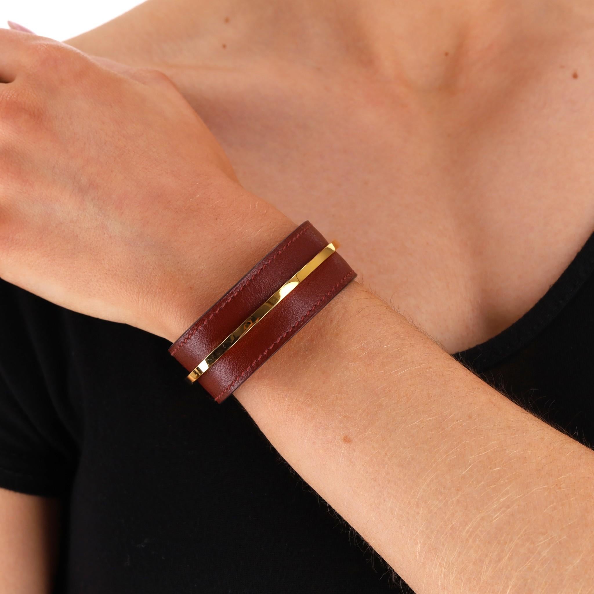 Hermes Leder & Goldplättchen Offenes Manschettenarmband

Burgunderfarbenes Leder mit goldenen Details in der Mitte.

Hermes