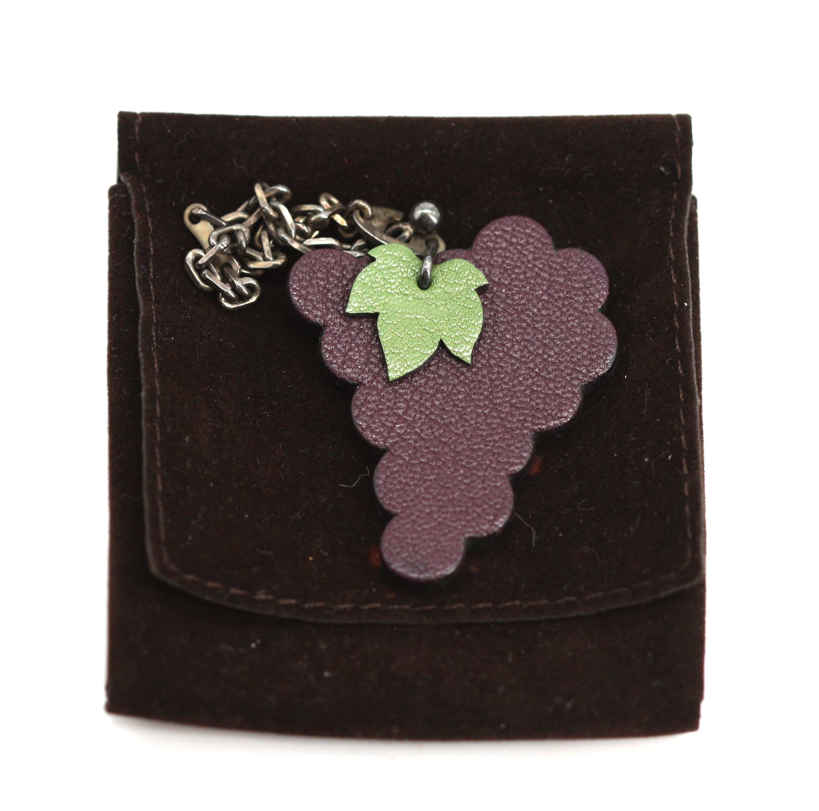 
Colgante de racimo de uvas y bolso de plata Hermes de cuero
Cadena de plata marcada 925, el cuero estampado, en una funda de terciopelo, también marcada, con caja.
Longitud 2 pulg., con cadena 4,5 pulg.
Informe sobre el estado
Nuevo