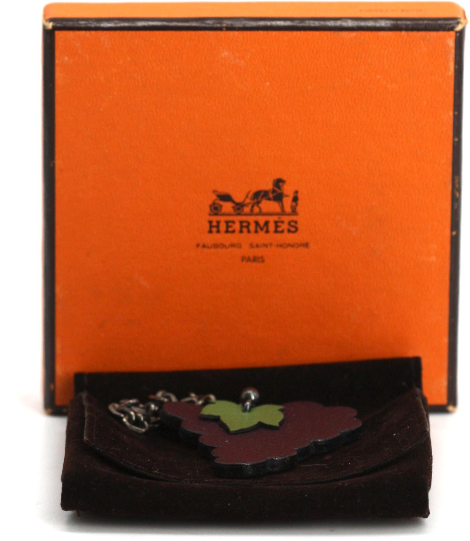 Femenino o masculino Colgante de racimo de uvas y bolso de plata Hermes de cuero en venta
