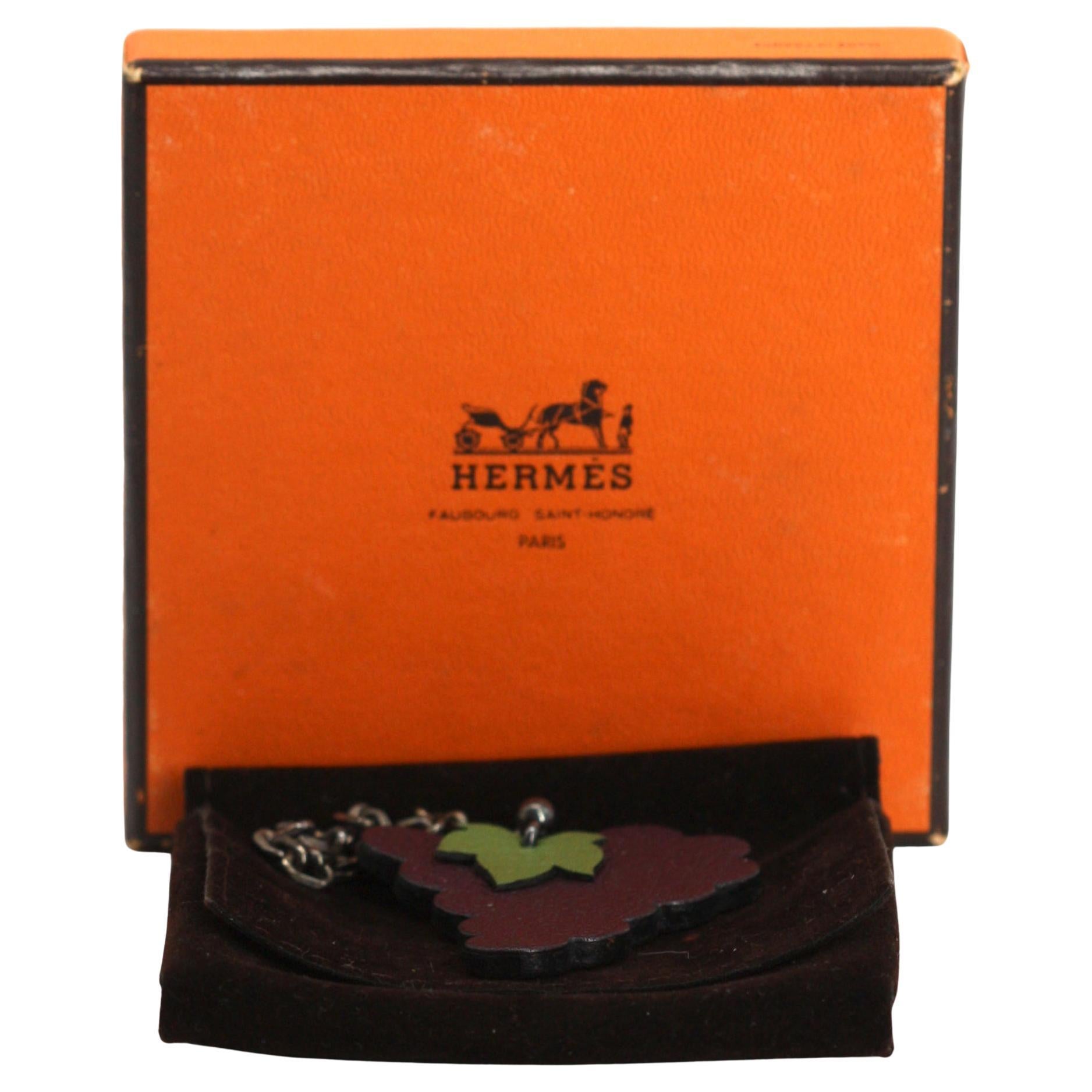 Colgante de racimo de uvas y bolso de plata Hermes de cuero