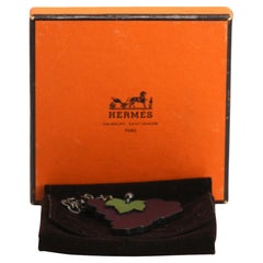 Colgante de racimo de uvas y bolso de plata Hermes de cuero