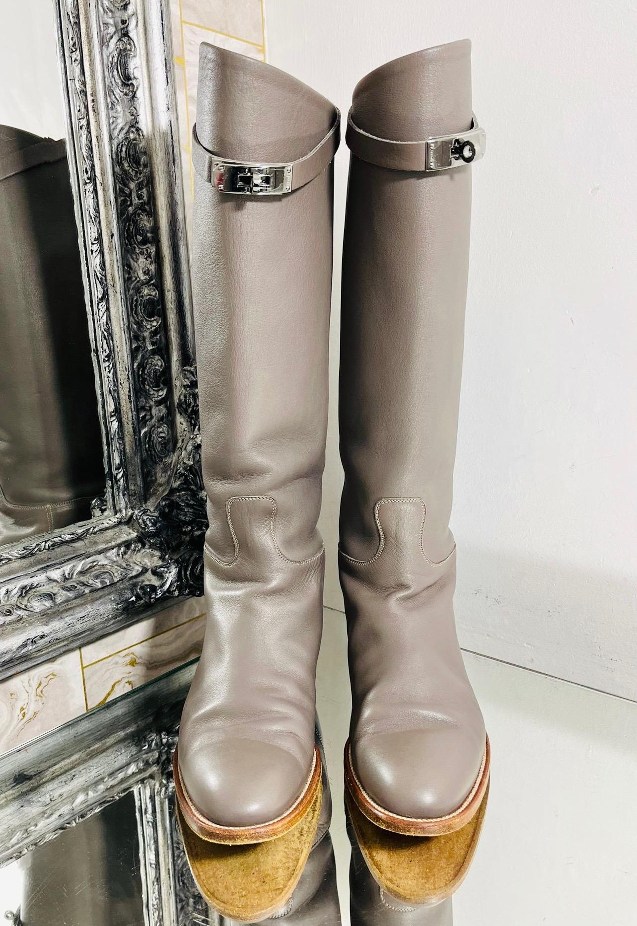 Hermes Leather Jumping Boots

Greige riding boots designed with palladium plated twist-lock buckle detail featuring 'Hermes' engravement.

Styled with almond toe, slip-on fit and leather soles, heel and lining. Rrp £2270

Size – 40

Condition – Very