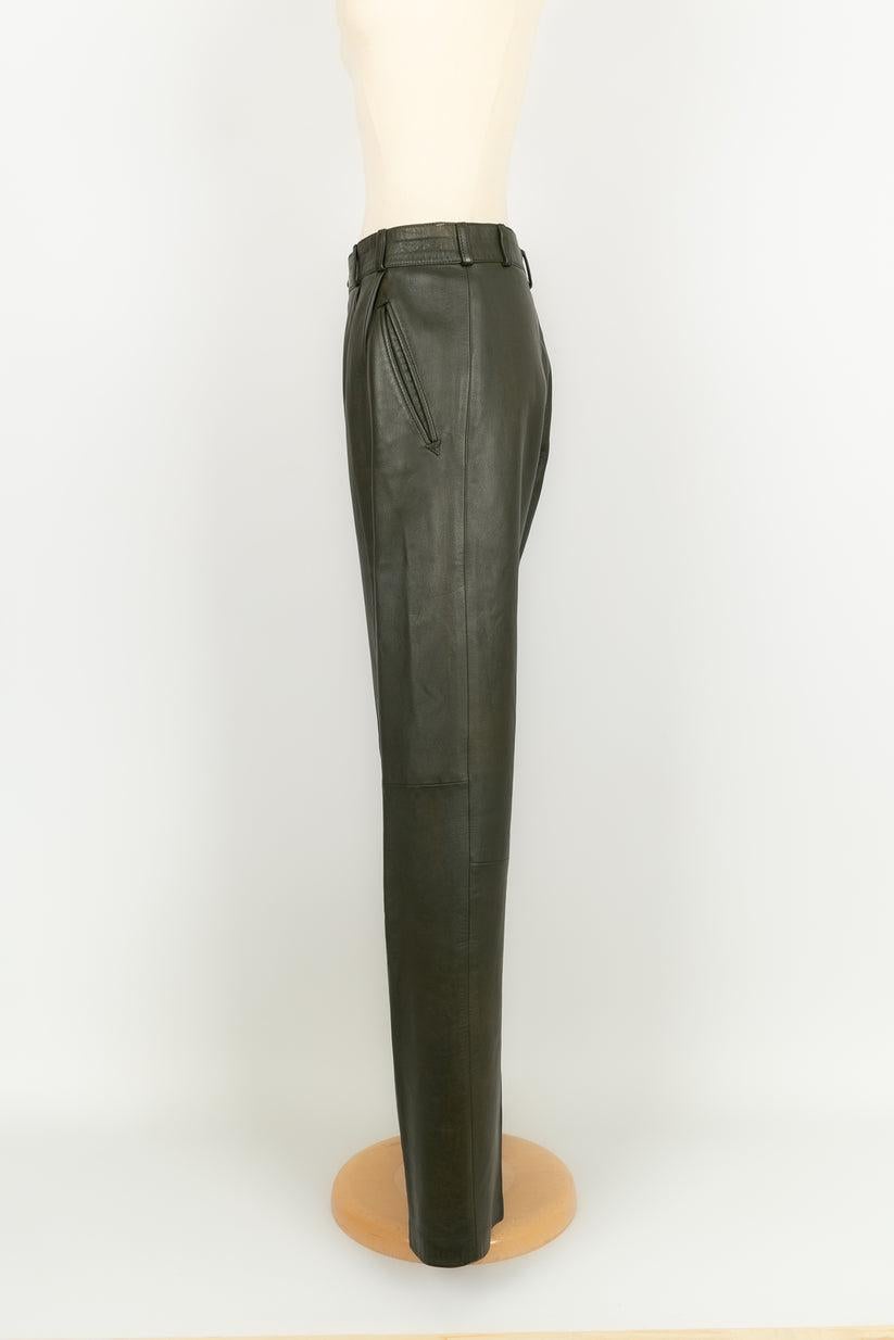 Hermes - (Made in Belgium) Leather pants in shades of khaki green. No size indicated, it fits a 38FR/40FR. Collection 2009.

Additional information: 
Dimensions: Size: 40 cm, Length: 106 cm
Condition: Good condition
Seller Ref number: FJ62