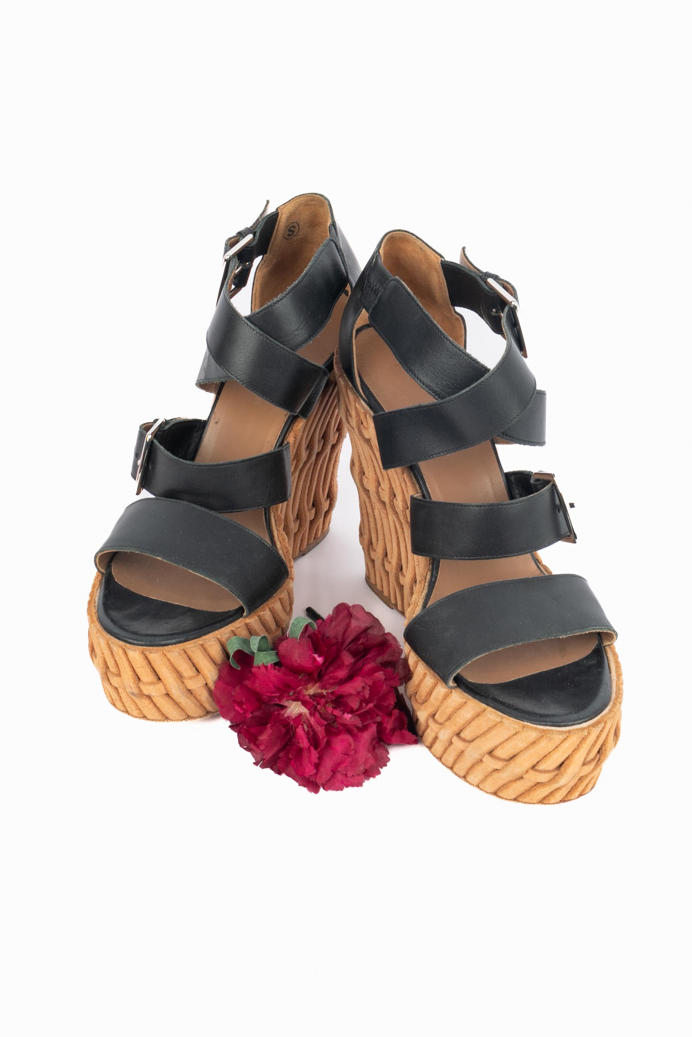 Hermès - (Made in Italy) Zeppa con strisce di pelle. Taglia 40.

Condizioni:
Ottime condizioni

Dimensioni:
Altezza del tacco: da 5 cm a 13 cm

SKU:CH109